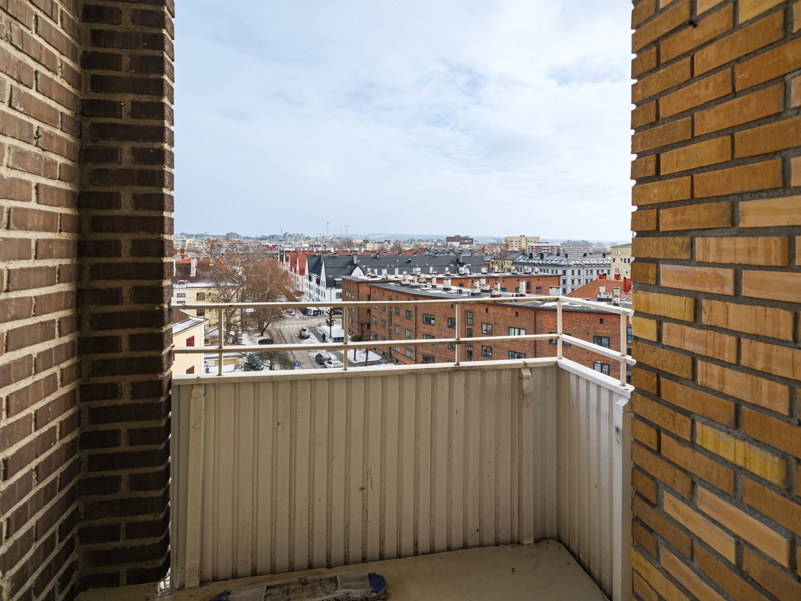 Fra stuen har du utgang til en koselig østvendt balkong på ca. 2,7m². Balkongen er overbygget, har betongdekke på gulv og plass til et hyggelig kafésett. Galleribilde