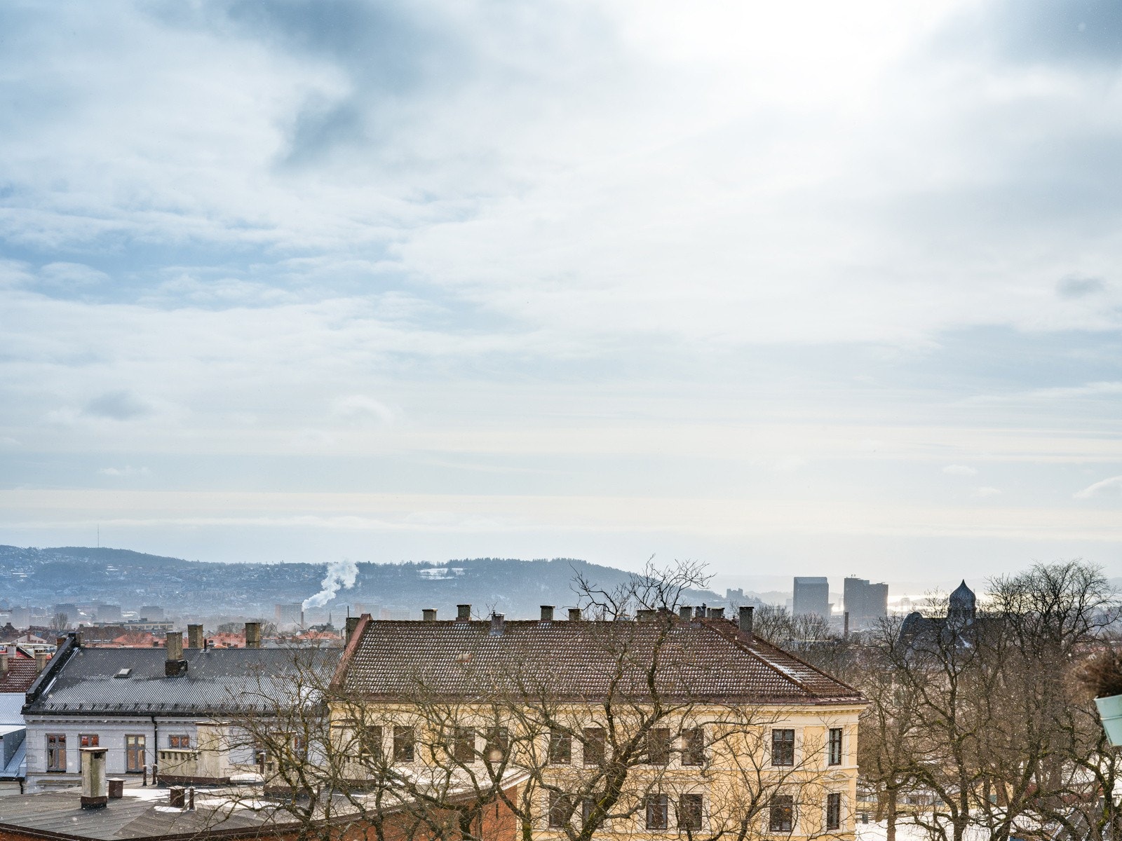 Her sitter du høyt, fritt og usjenert med nydelig utsikt over byens tak. Galleribilde