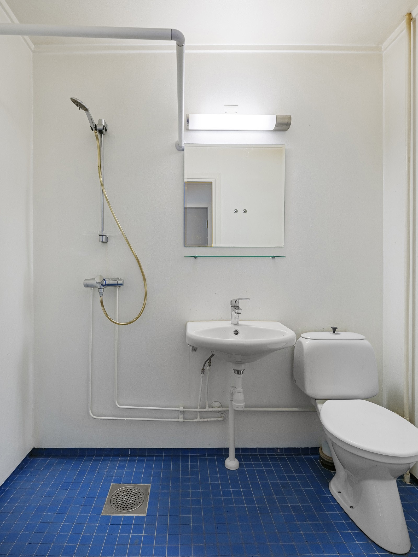 Leiligheten har et eldre baderom som har fått TG3 i tilstandsrapporten. Baderommet må totalrenoveres for å tåle normal bruk etter dagens krav. Galleribilde