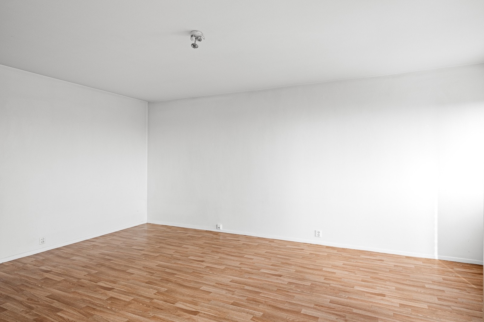 Stuen er det naturlige oppholdsrommet i leiligheten, og er et lyst rom av god størrelse. Stuen har eldre belegg på gulv og glatte lysmalte overflater. Galleribilde