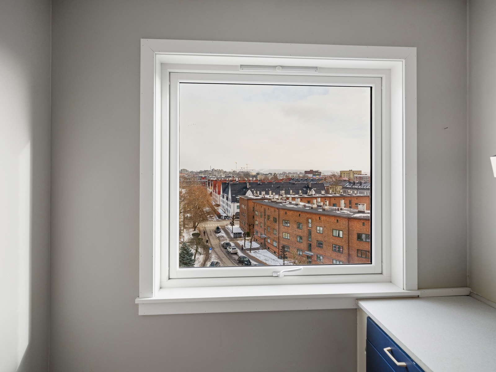 Rommet har belegg på gulv, glatte malte overflater og kjøkkenventilator med kullfilter. Galleribilde