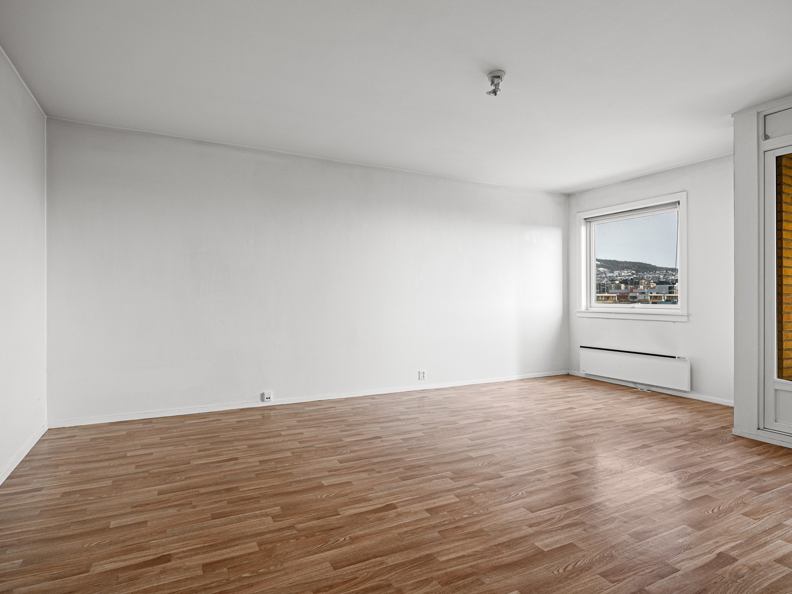 Beliggenheten i byggets 5. etasje med store vindusflater sørger for rikelig med naturlig lys, samtidig som det ikke er innsyn og fin utsikt. Balkongdøren og alle vinduene i leiligheten var nye i 2022. Galleribilde