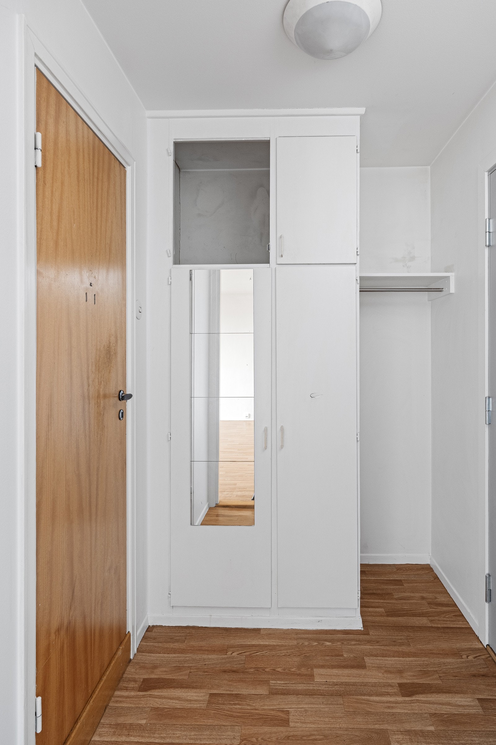 Når du entrer leiligheten kommer du inn en entré med belegg på gulv og lysmalte overflater. Det er god oppbevaringsplass i romslig plassbygde garderobeskap, samt ytterligere plass til oppheng av yttertøy ved siden av. Galleribilde