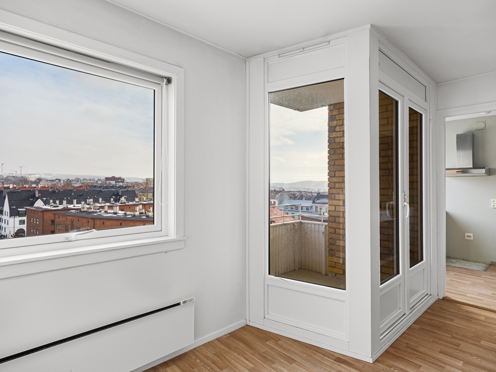 Denne 1-roms leiligheten som ligger i byggets 5. etasje har heisadkomst og en fleksibel planløsning som kan optimaliseres ved å flytte kjøkkenet ut i stuen. Galleribilde