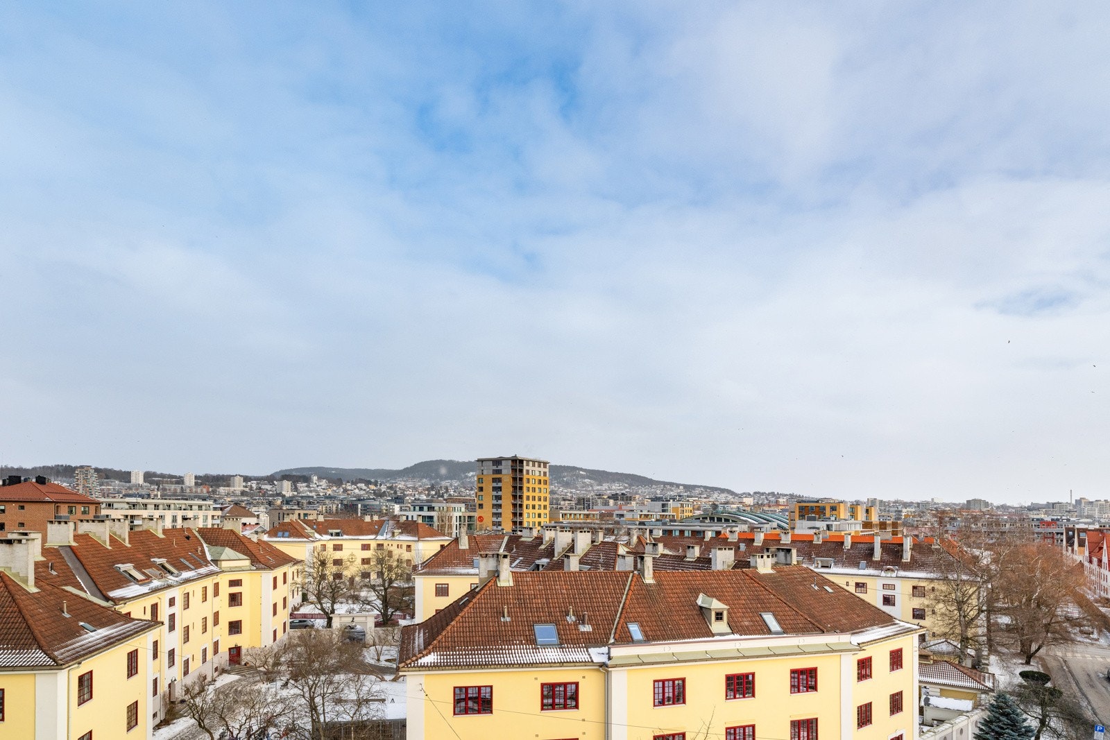 Beliggenheten i høyden og mot øst sørger for gode solforhold på morgen og formiddag. Galleribilde