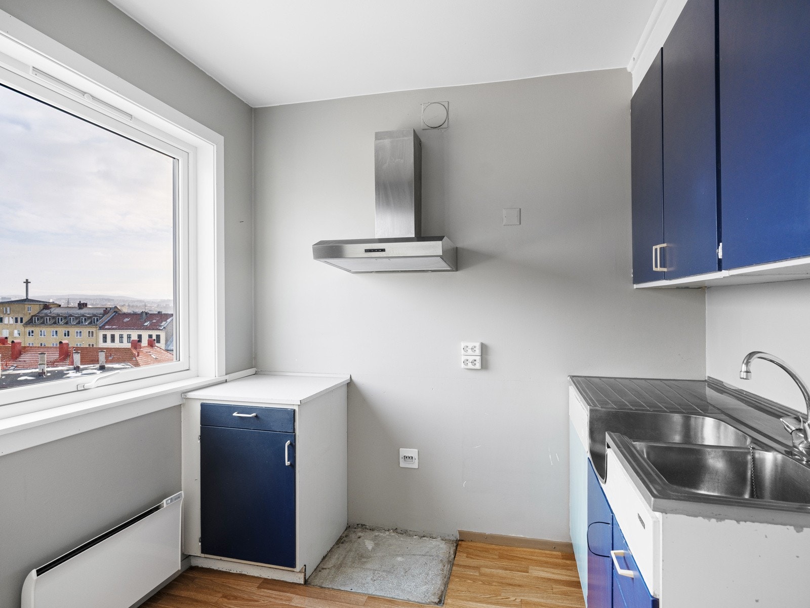 Kjøkkenet ligger i et eget rom i naturlig tilknytning til stuen. Galleribilde