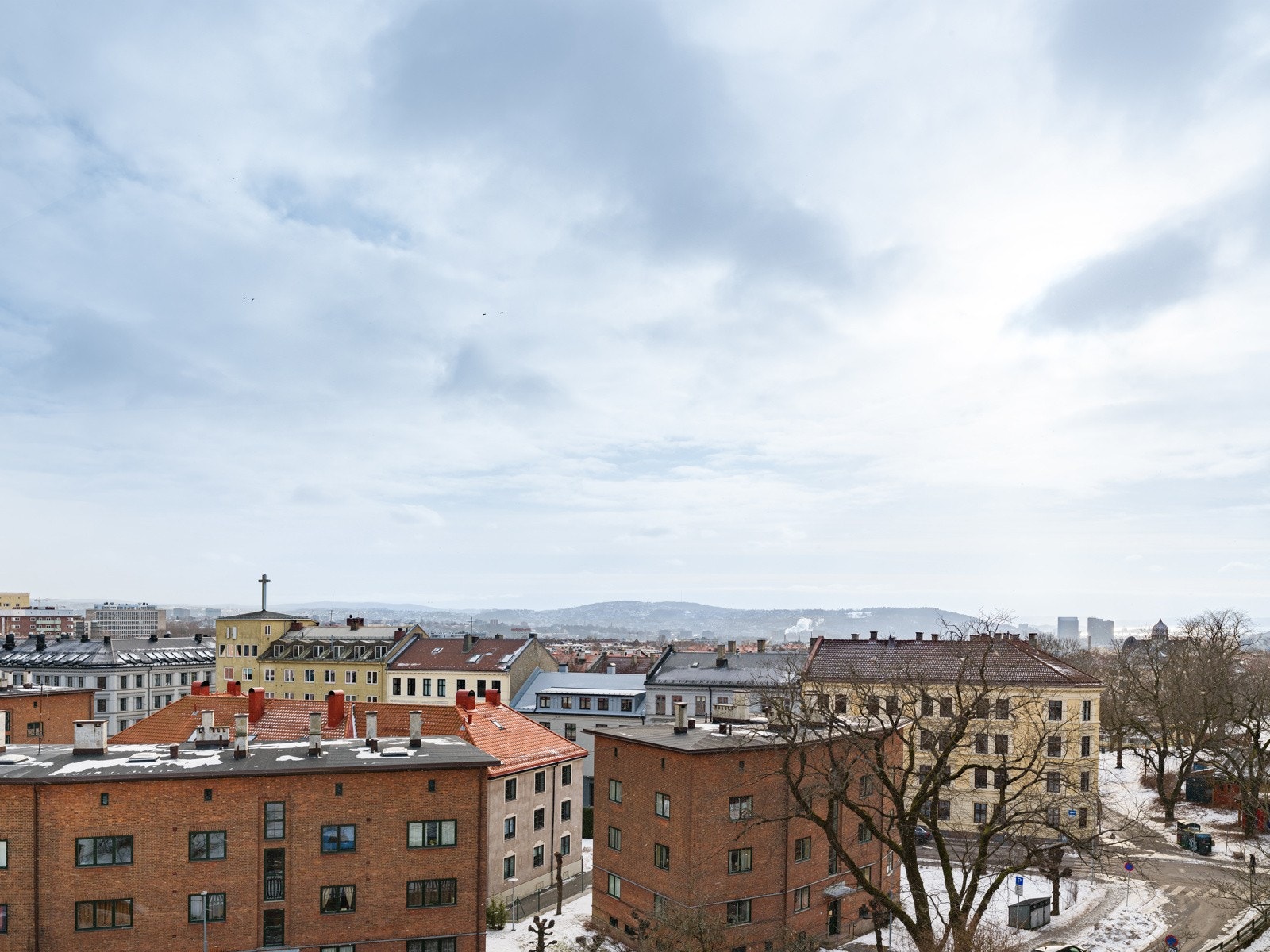 Også på kjøkkenet er det en stor vindusflate som slipper inn fint lys, samtidig som det ikke er innsyn og flott utsikt. Galleribilde