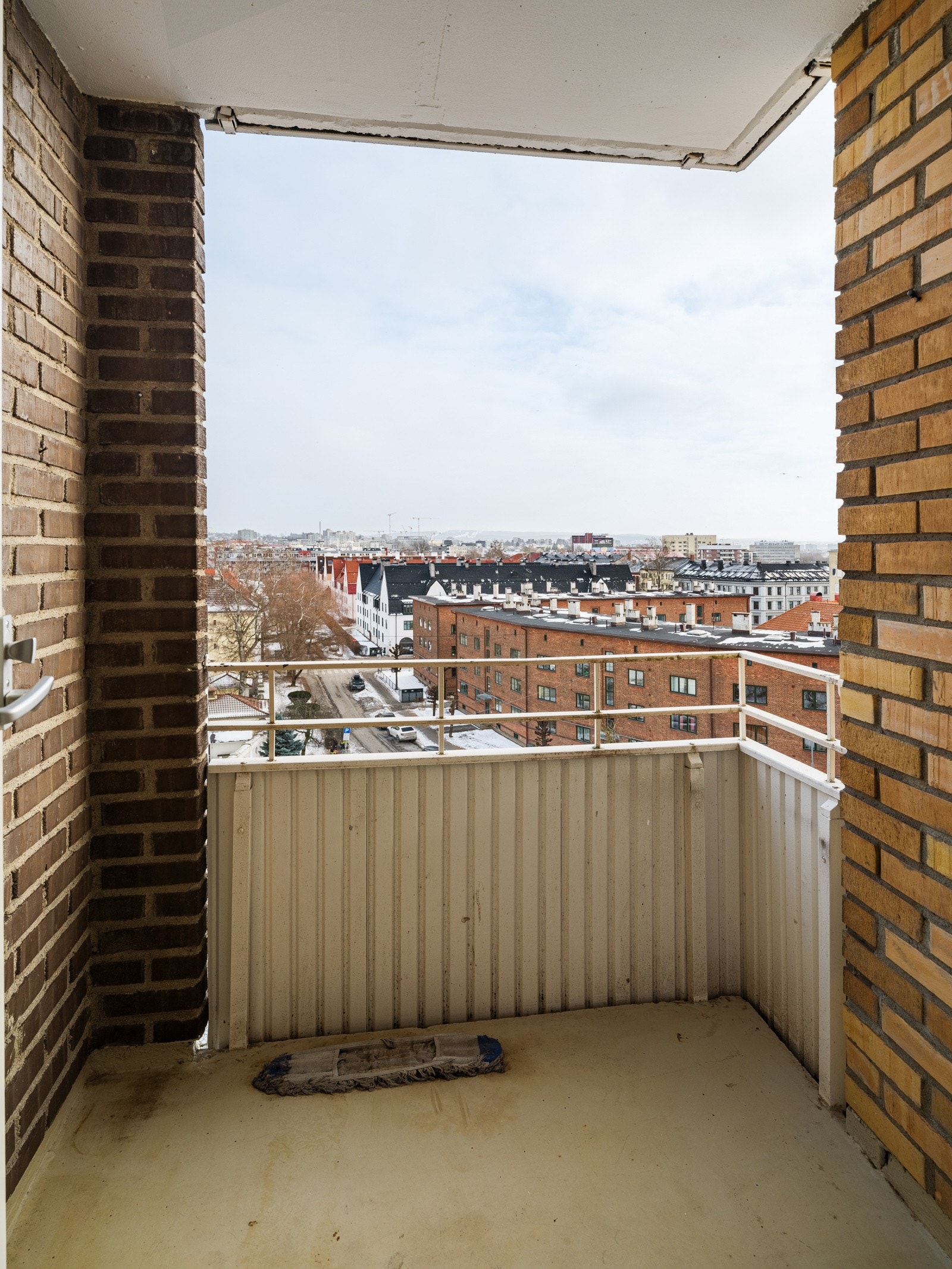 Balkongen er inntrukket, som gjør at du sitter usjenert og lunt til, uten noe innsyn. Dette er uten tvil en fin plass for lange og late sommerdager og -kvelder! Galleribilde