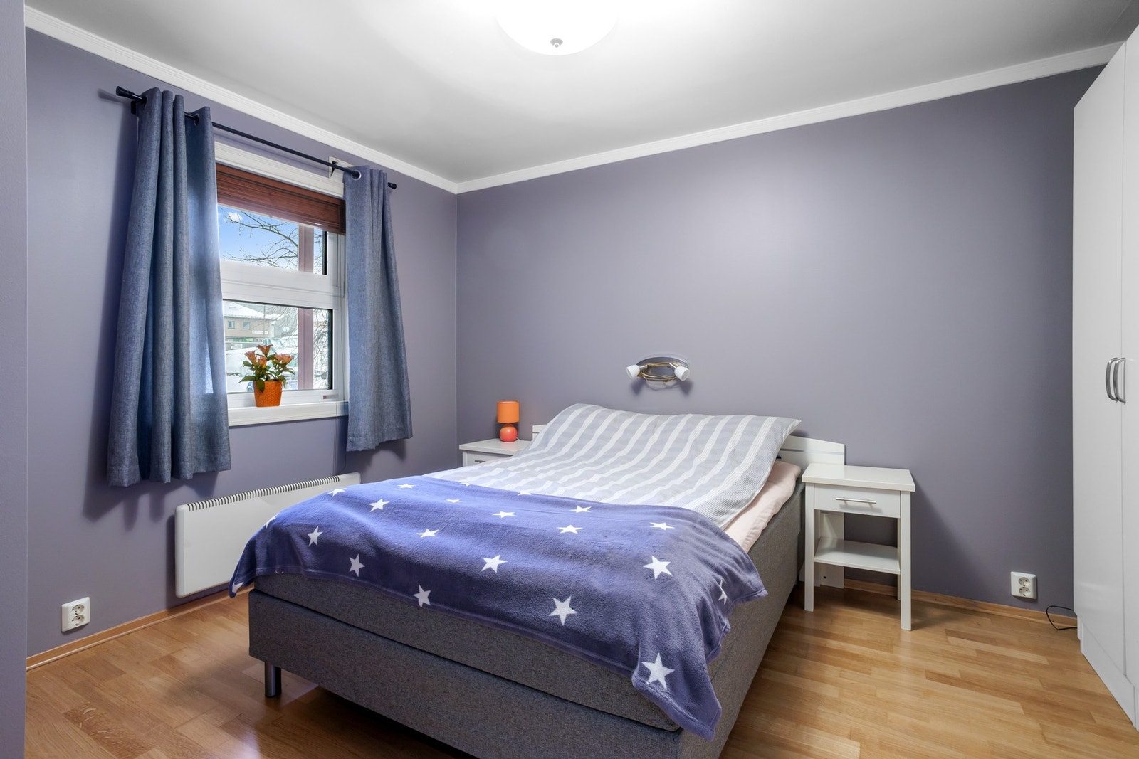 Soverom nr.1/hovedsoverom, er romslig med god plass til garderobeløsning. Galleribilde