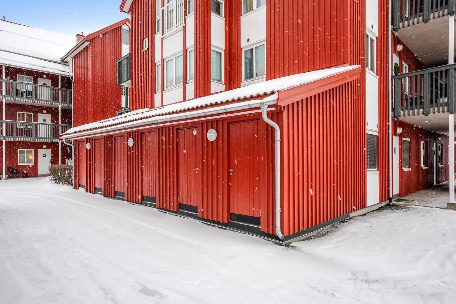 Utvendig bod i felles bodrekke. Galleribilde