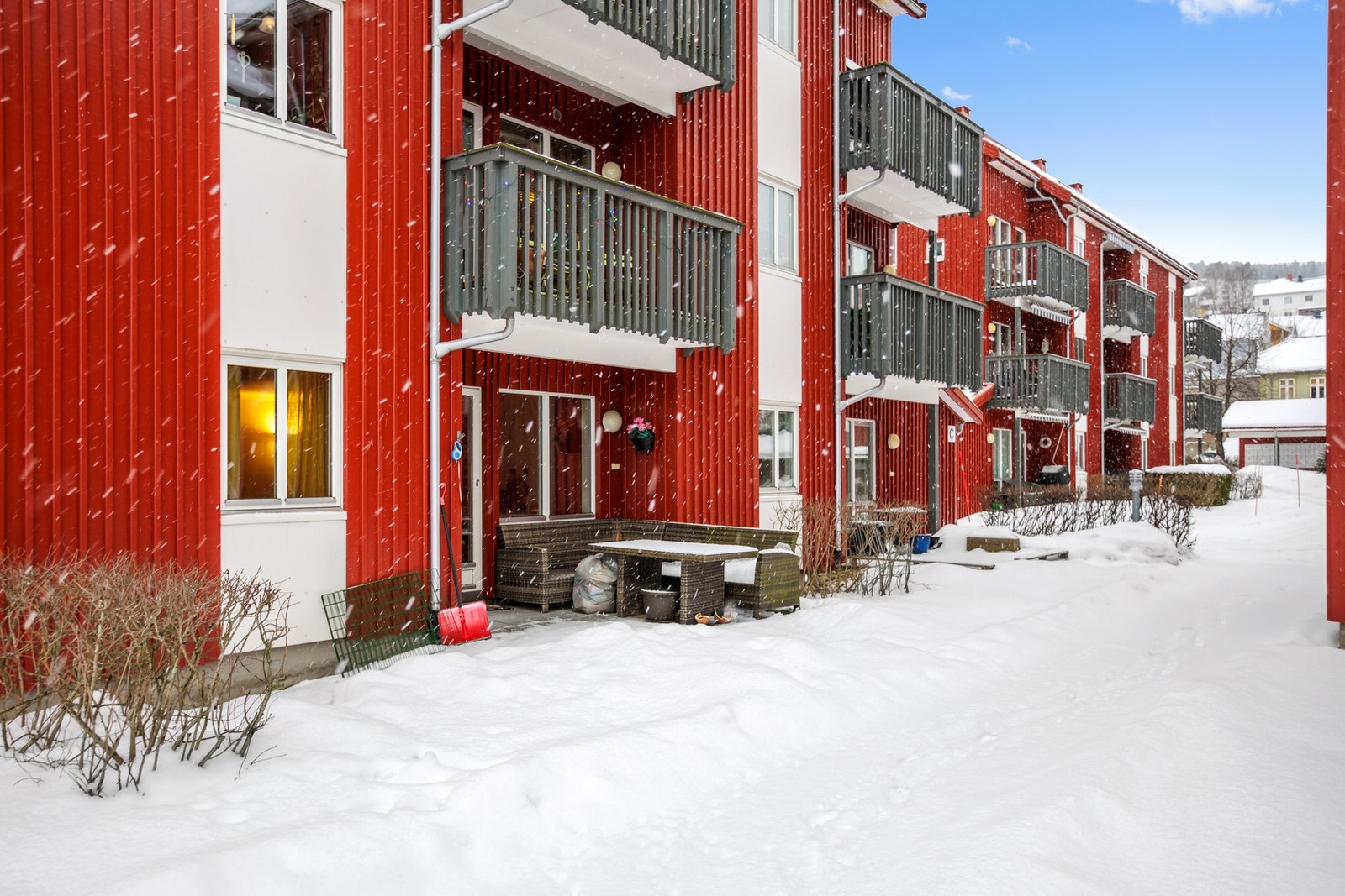 Fra terrassedøren har man tilgang til en koselig uteplass. Galleribilde