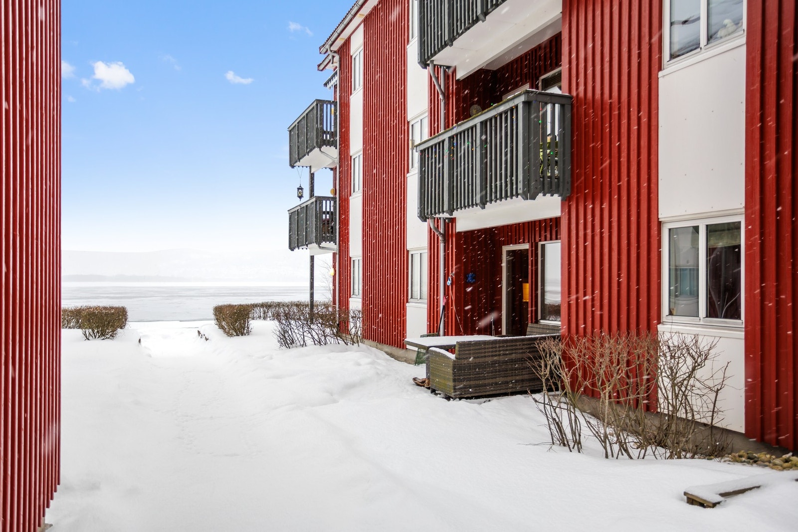 Leiligheten ligger i 1. etasje og har enkel adkomst til brygge og felles uteareal. Galleribilde