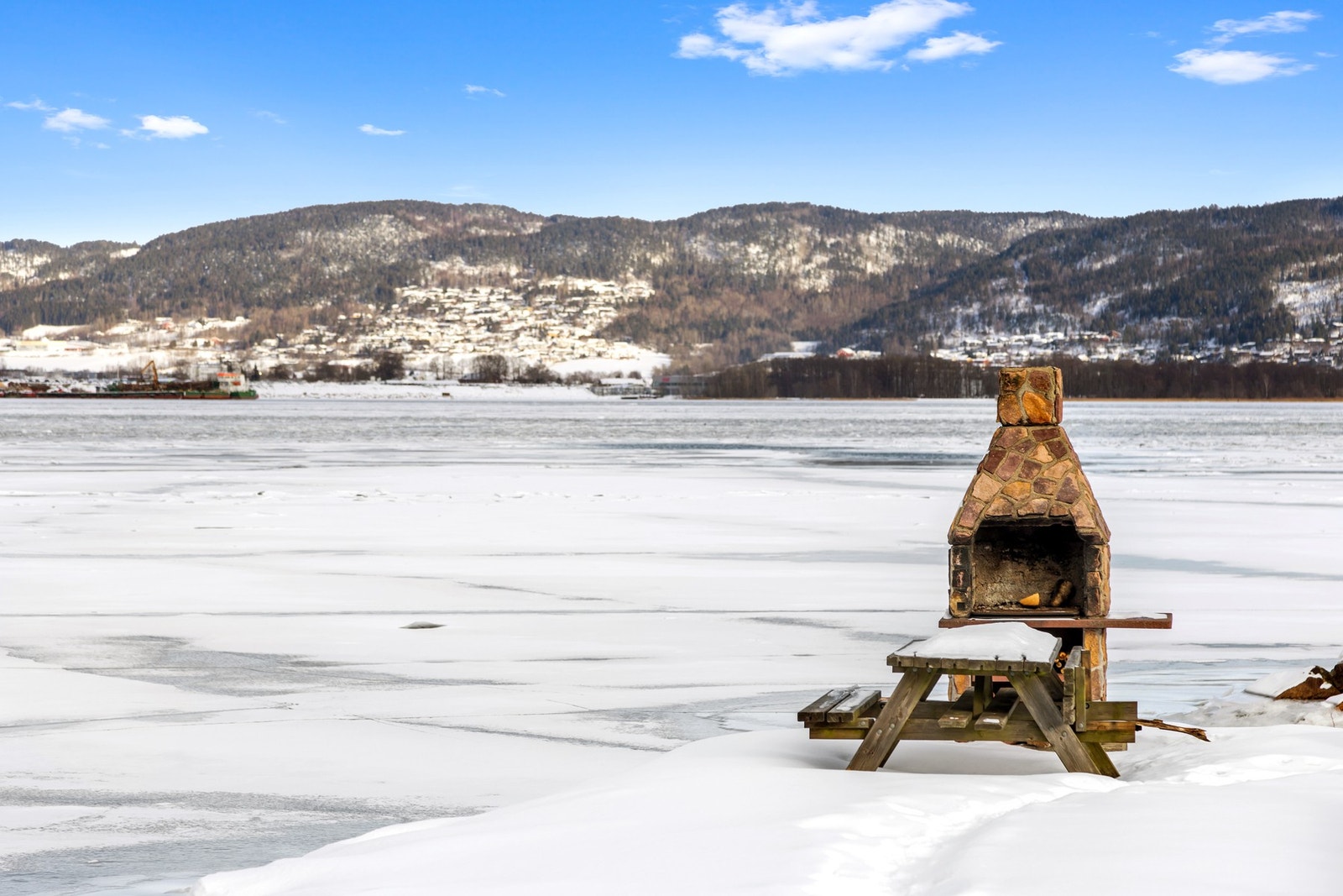 Koselig uteplass langs fjorden. Galleribilde