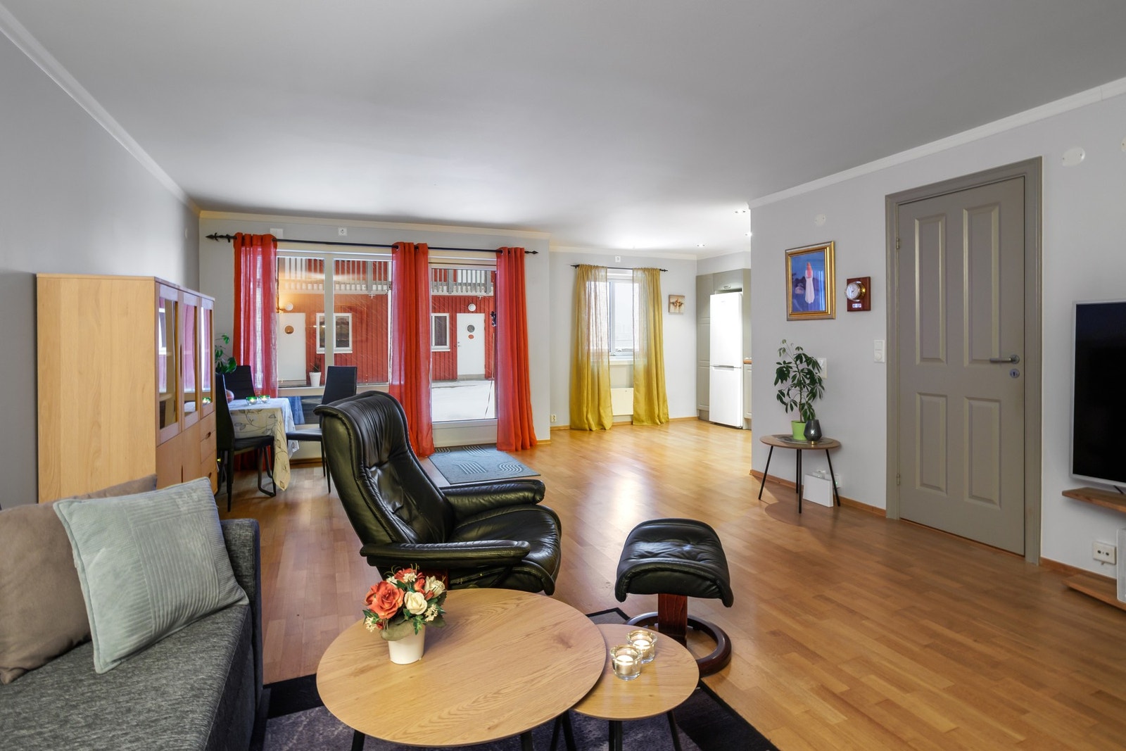 Fra stuen har man tilgang til en liten hageflekk bak leiligheten der man kan plassere en liten sittegruppe. Galleribilde