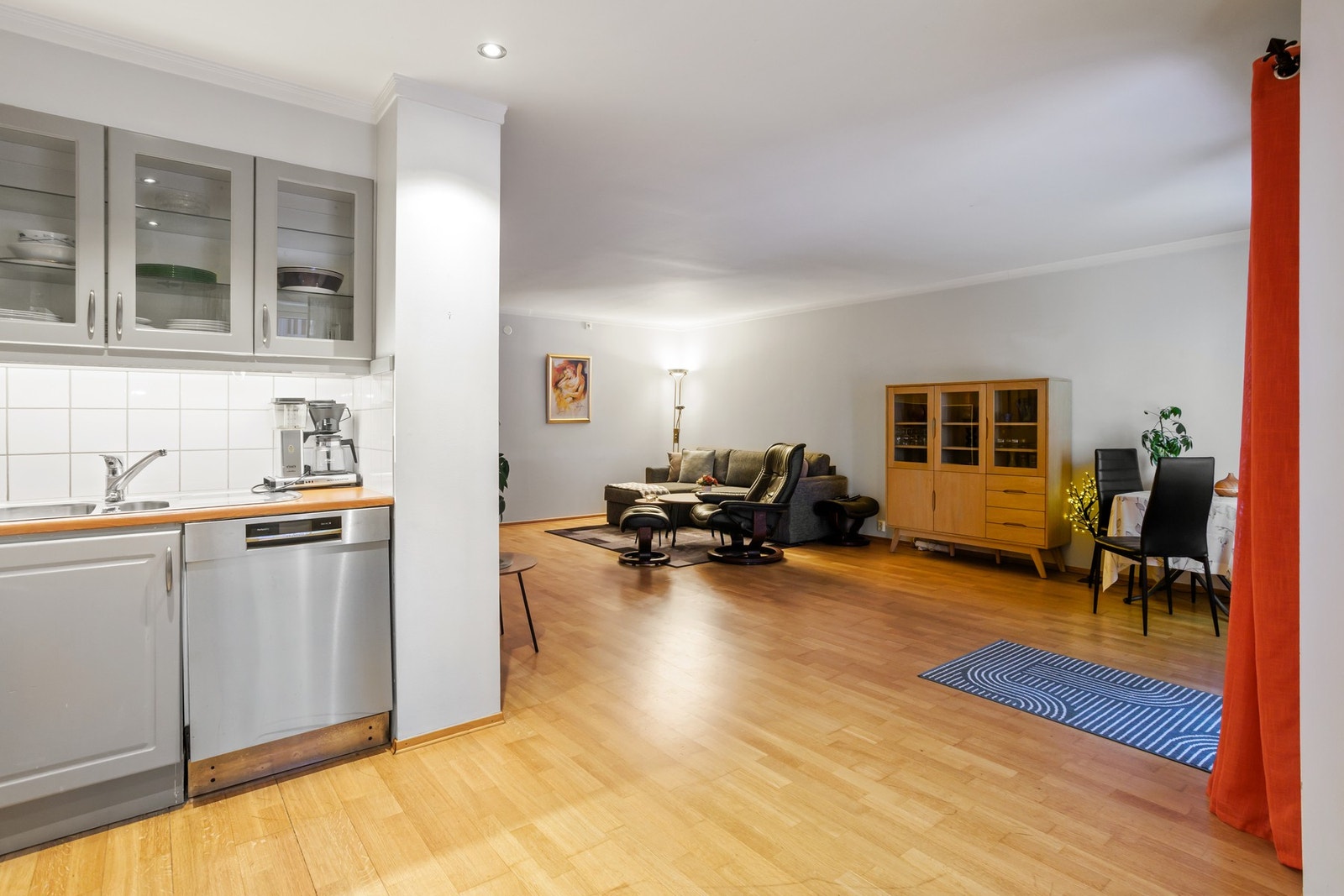 Romslig stue med god plass til diverse møbler. Galleribilde