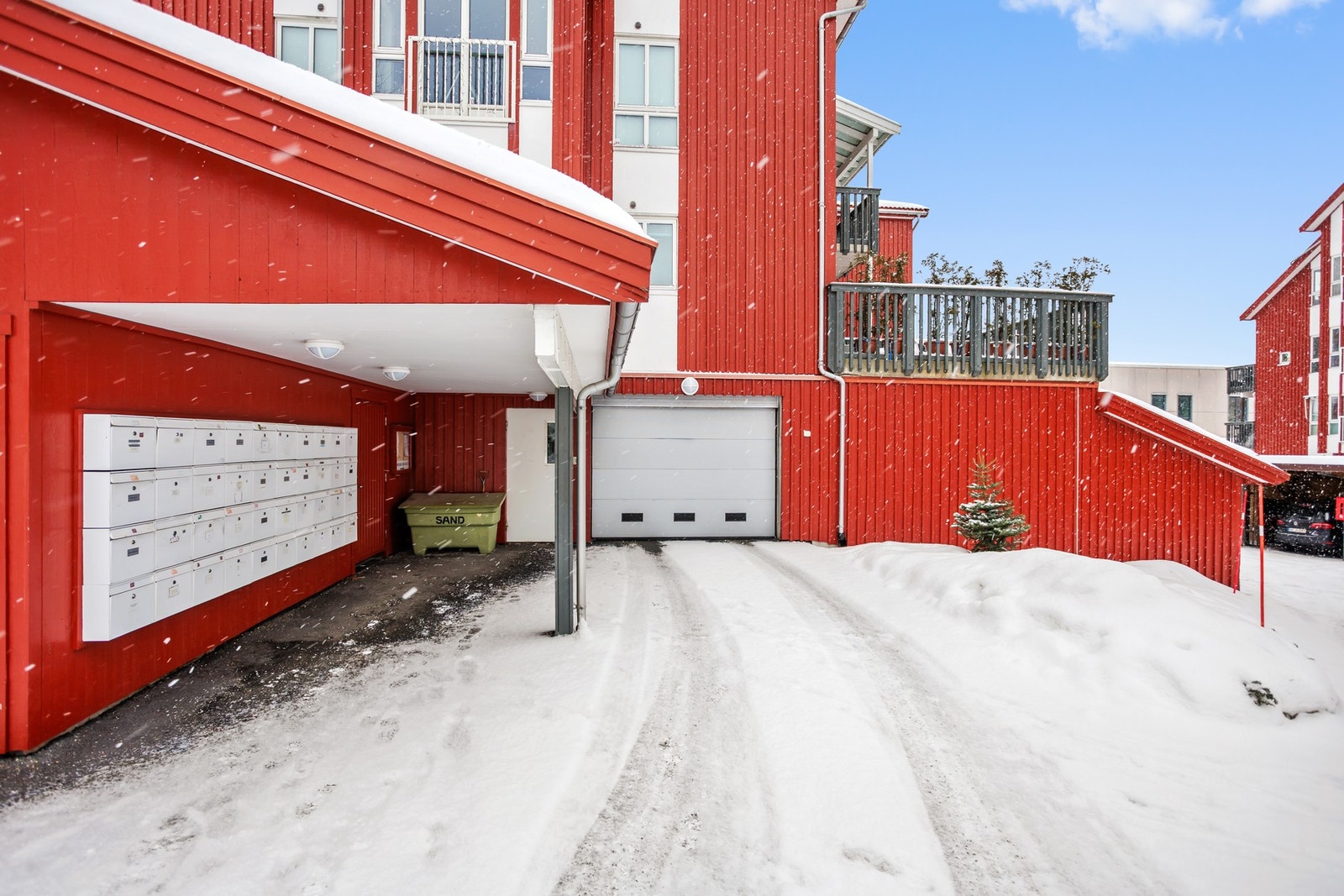 Leiligheten disponerer en biloppstillingsplass i felles garasjeanlegg. Galleribilde