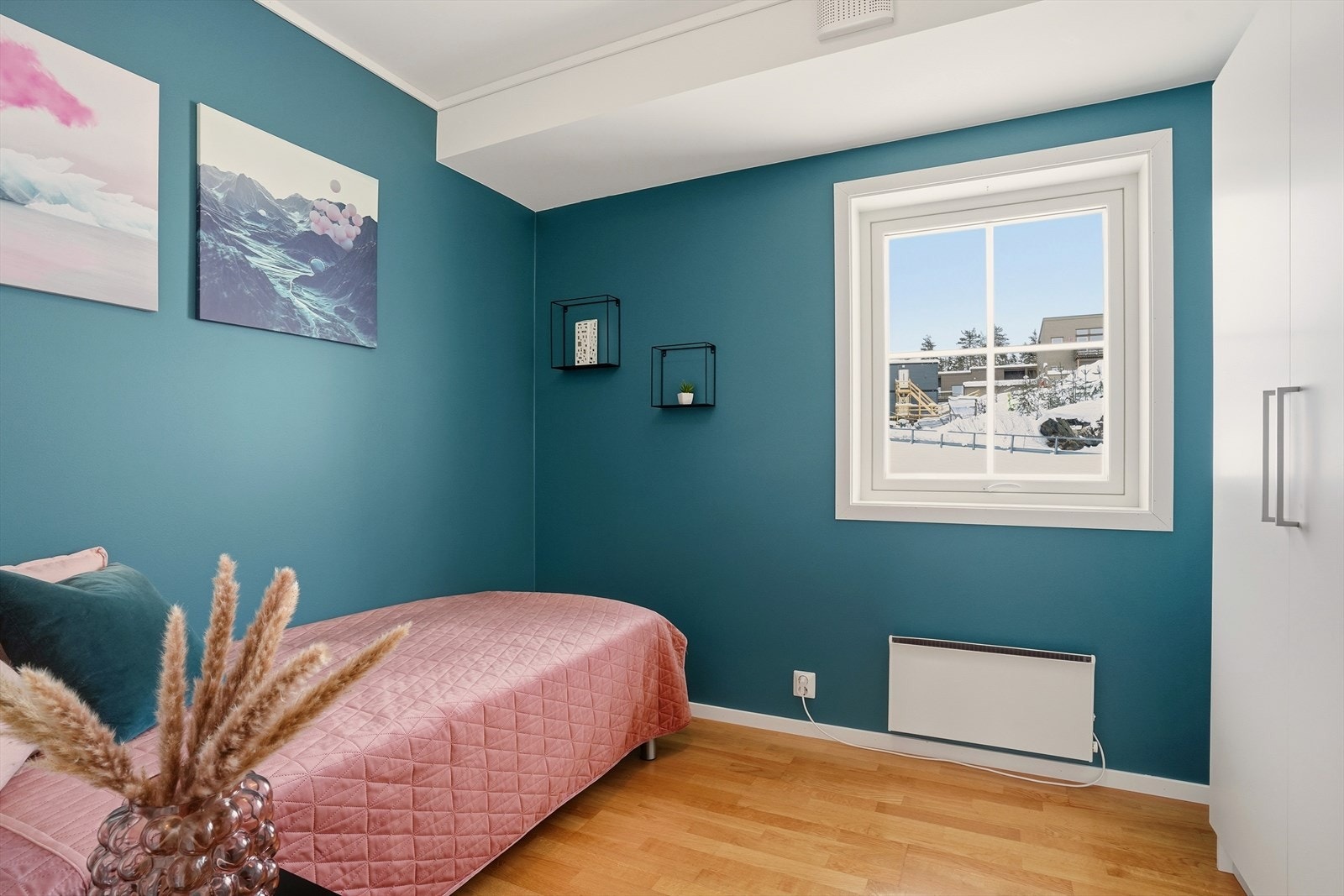 Soverom med god plass til seng og klesskap. Galleribilde