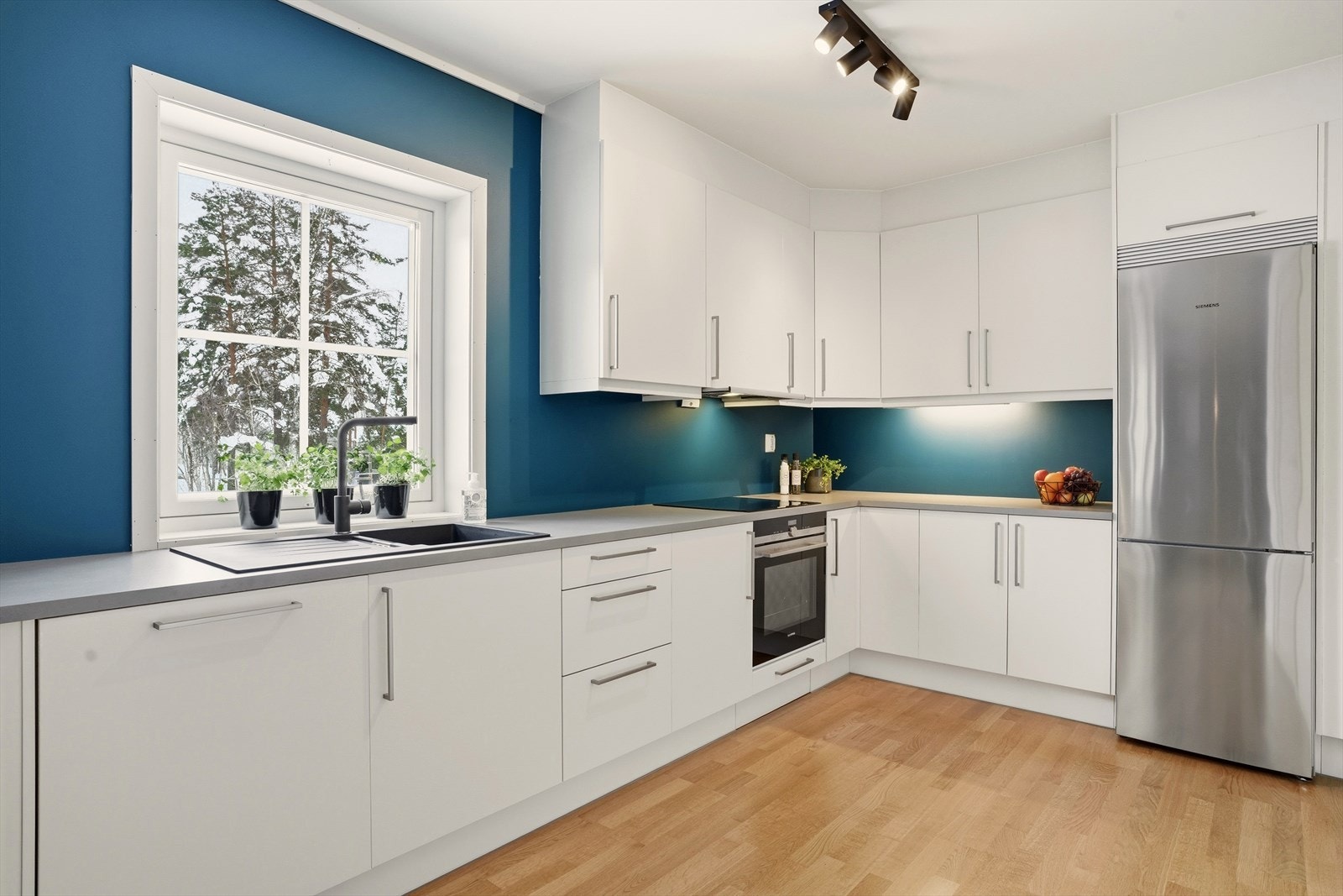 Kjøkkenet er fra byggeår. Kjøkkeninnredningen har glatte fronter, laminert benkeplate, vaskekum, nedfelt komfyrtopp, ventilator, stekeovn, oppvaskmaskin, kjøl/frys. Galleribilde