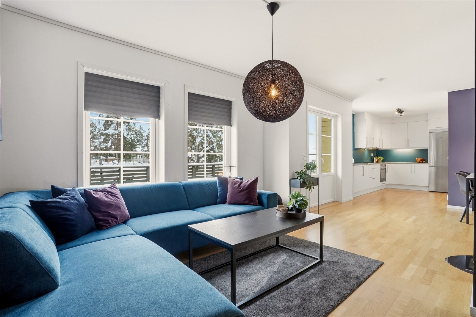 Boligen byr på en romslig stue med god plass til å innrede med sofagruppe, samt spisebord og har åpen løsning mot kjøkken. Galleribilde