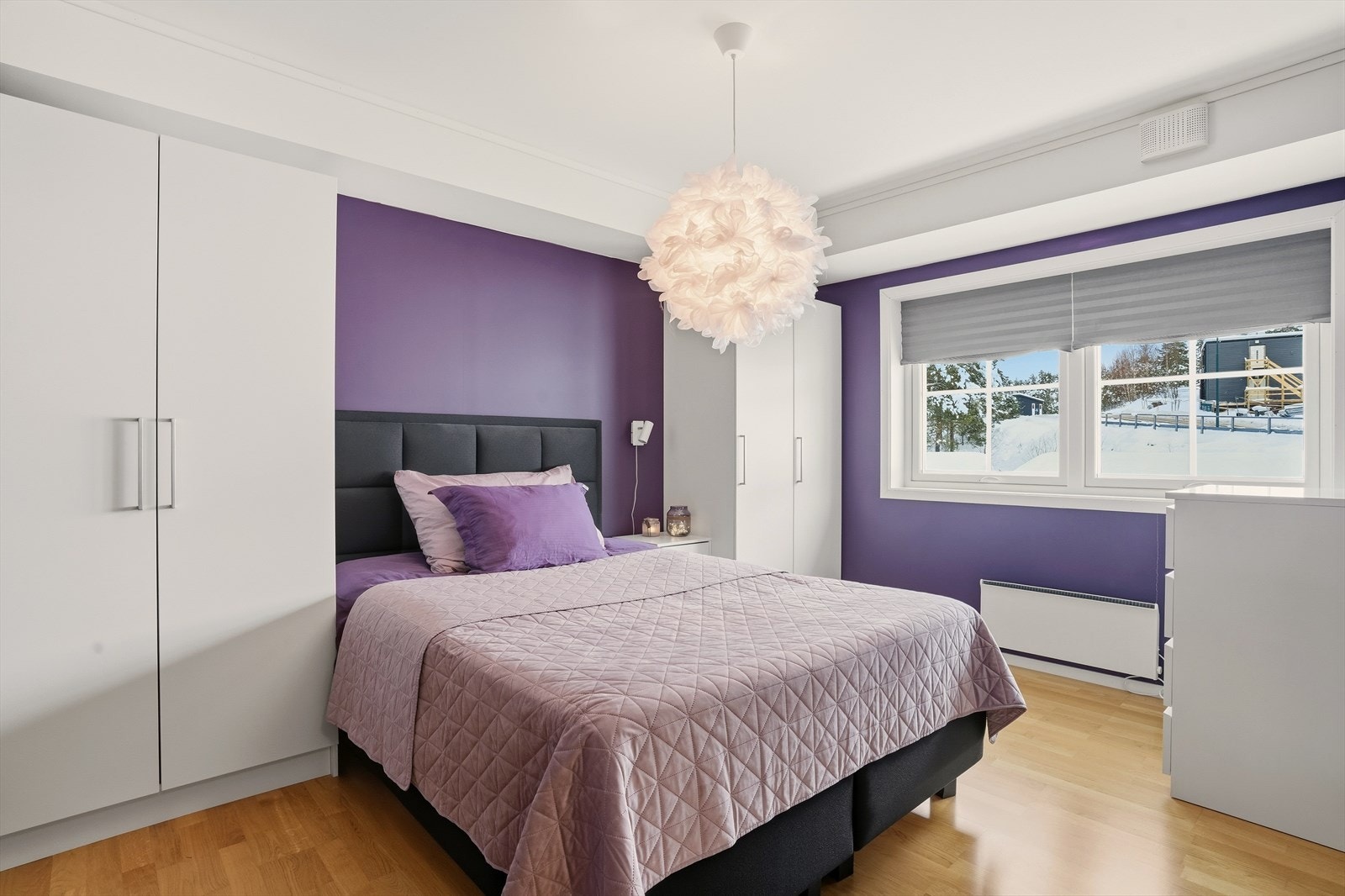 Hovedsoverom med god plass til dobbeltseng og klesskap. Galleribilde