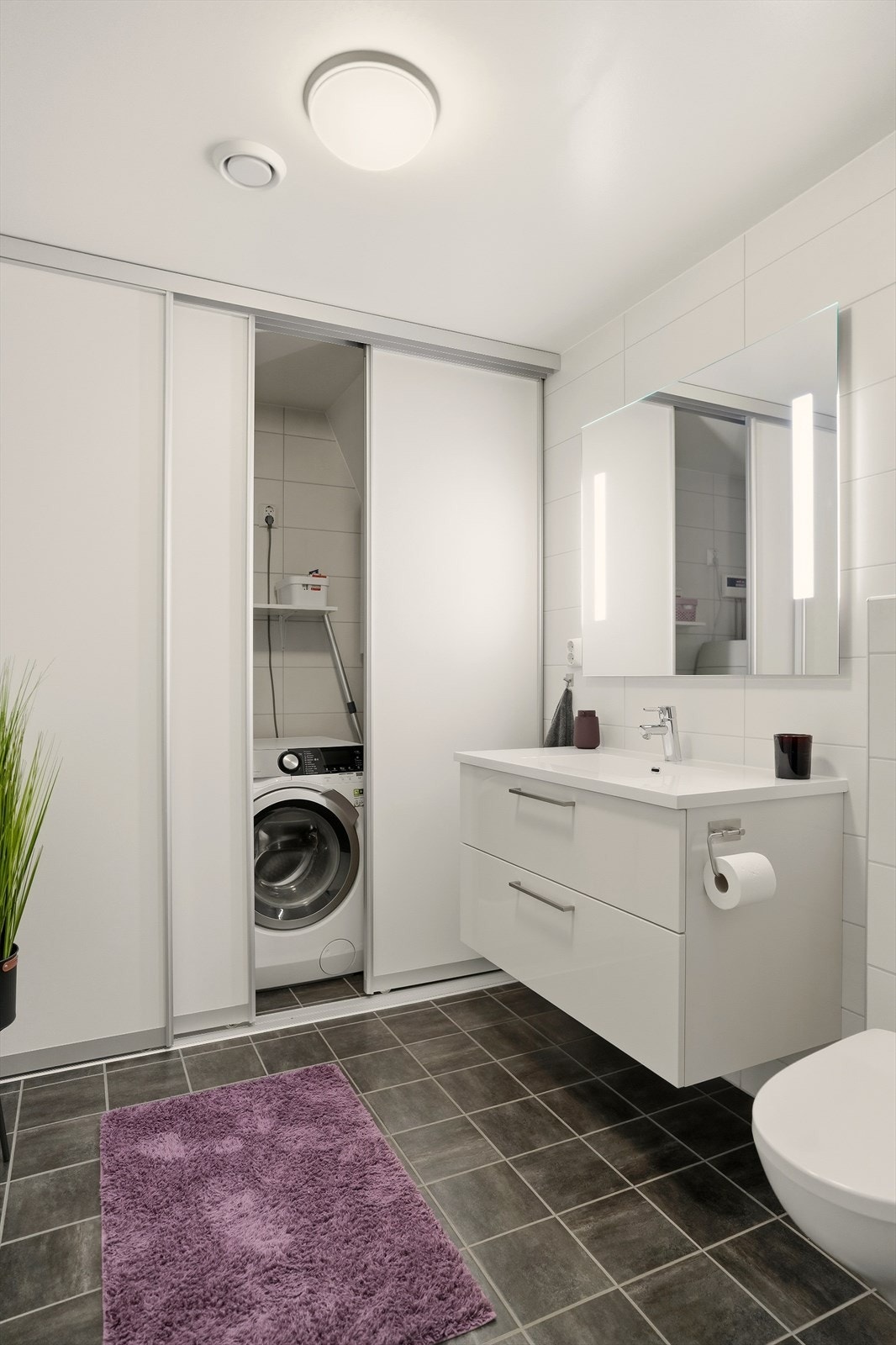 Badet har praktisk skyvedører, bak her har man blant annet opplegget for vaskemaskin, samt varmtvannsbereder. Galleribilde