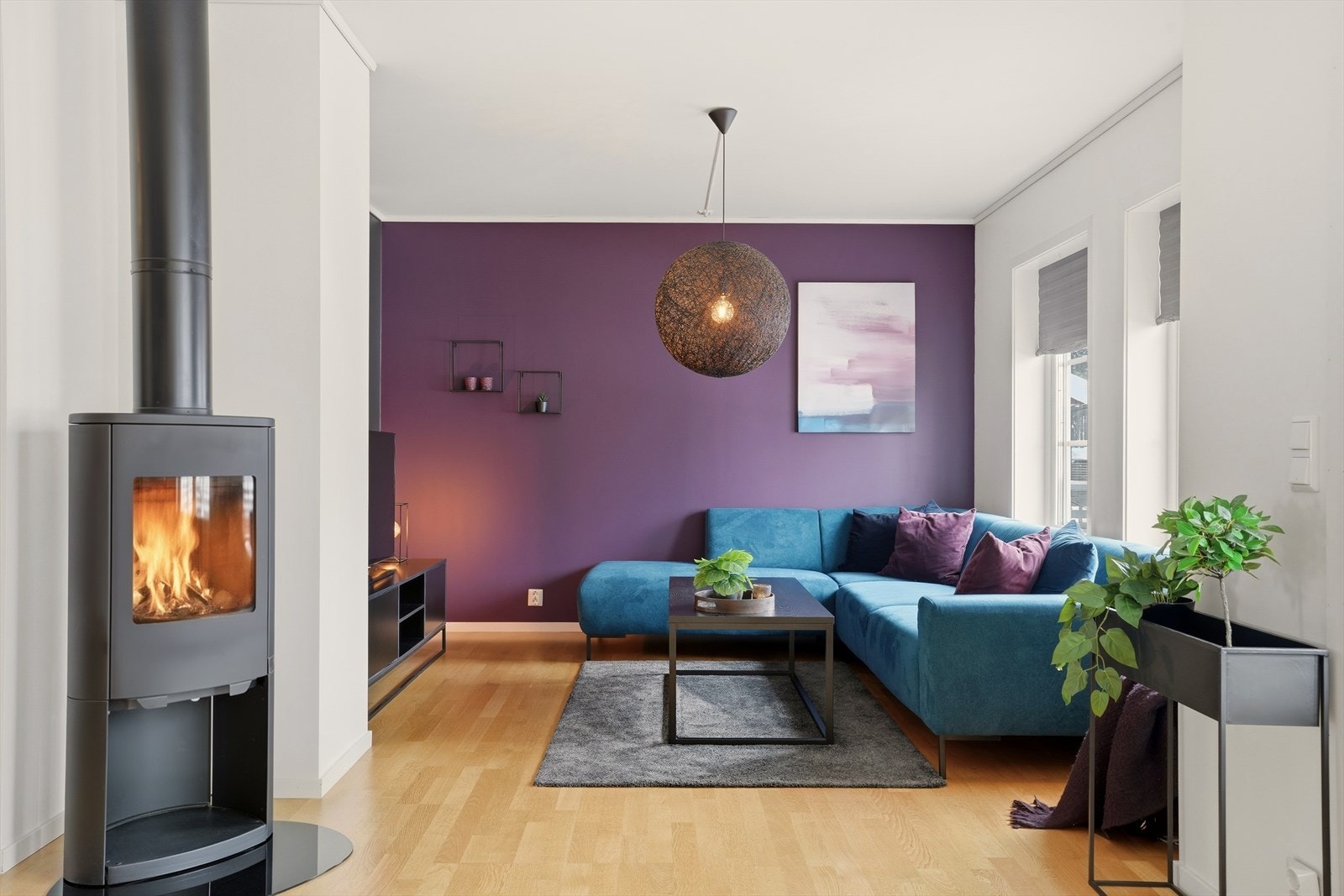 Peis er sentralt plassert i rommet. Perfekt oppvarmingskilde gjennom kalde vinterkvelder! Galleribilde