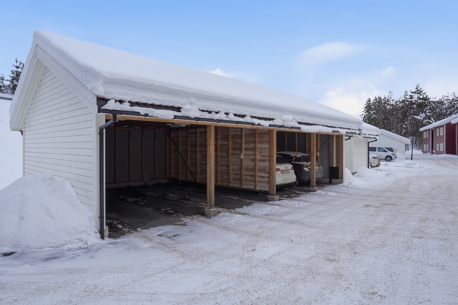 Med leiligheten medfølger det parkering i carport. Galleribilde