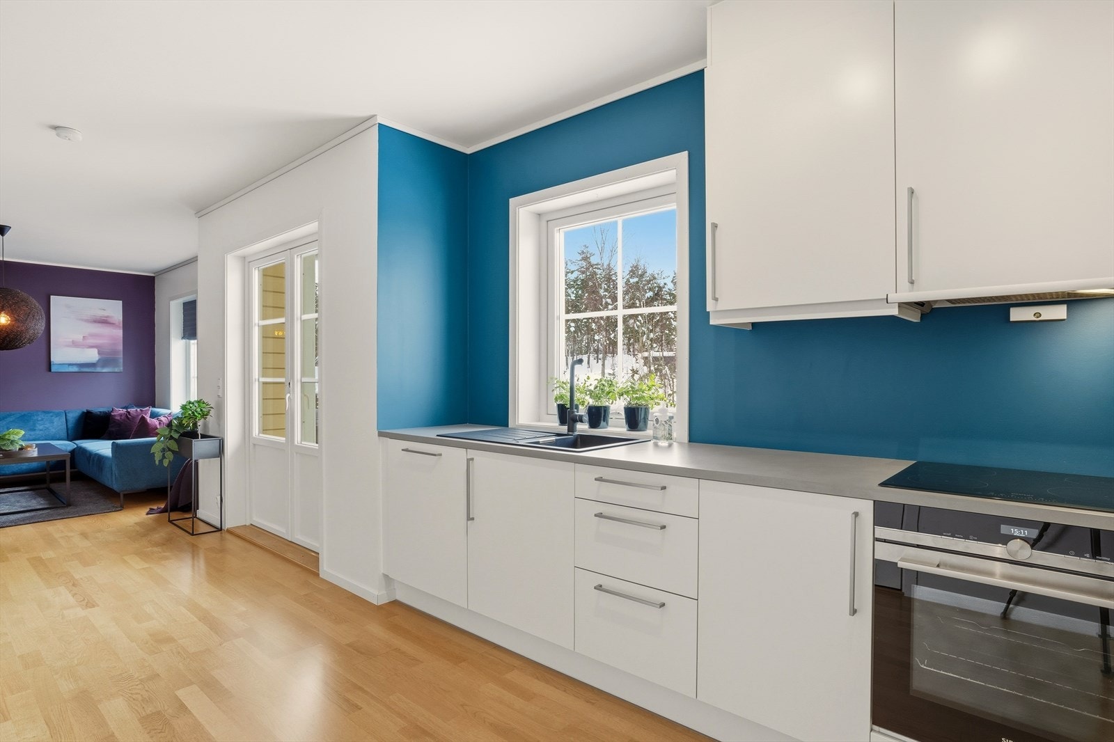 Kjøkkenet har masse god plass til oppbevaring i benke - og overskap. Galleribilde