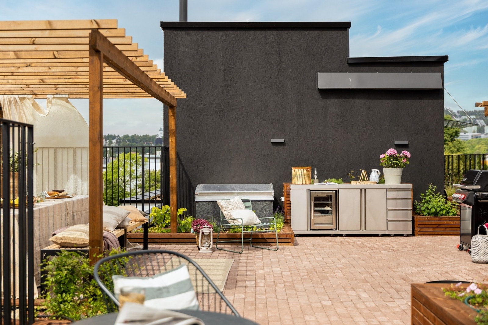 - Takterrassen er utstyrt med eget utekjøkken, grill, sittegrupper og barbord - Galleribilde