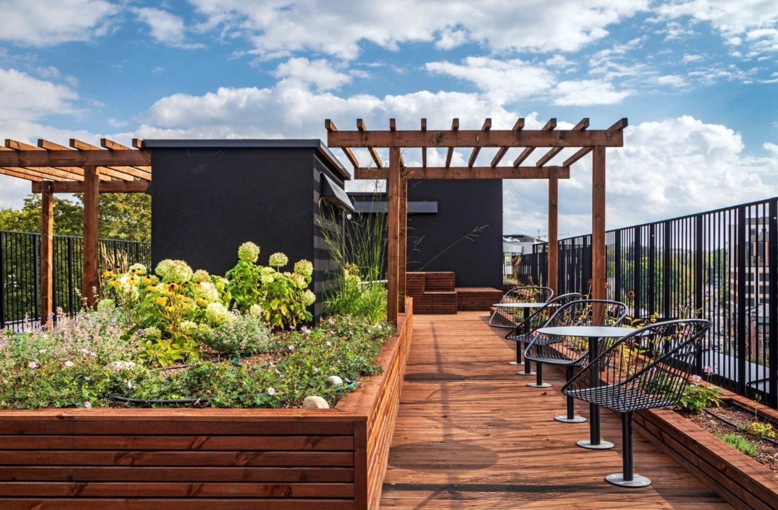 - 90 meter lang takterrasse med flere soner og sol hele dagen - Galleribilde