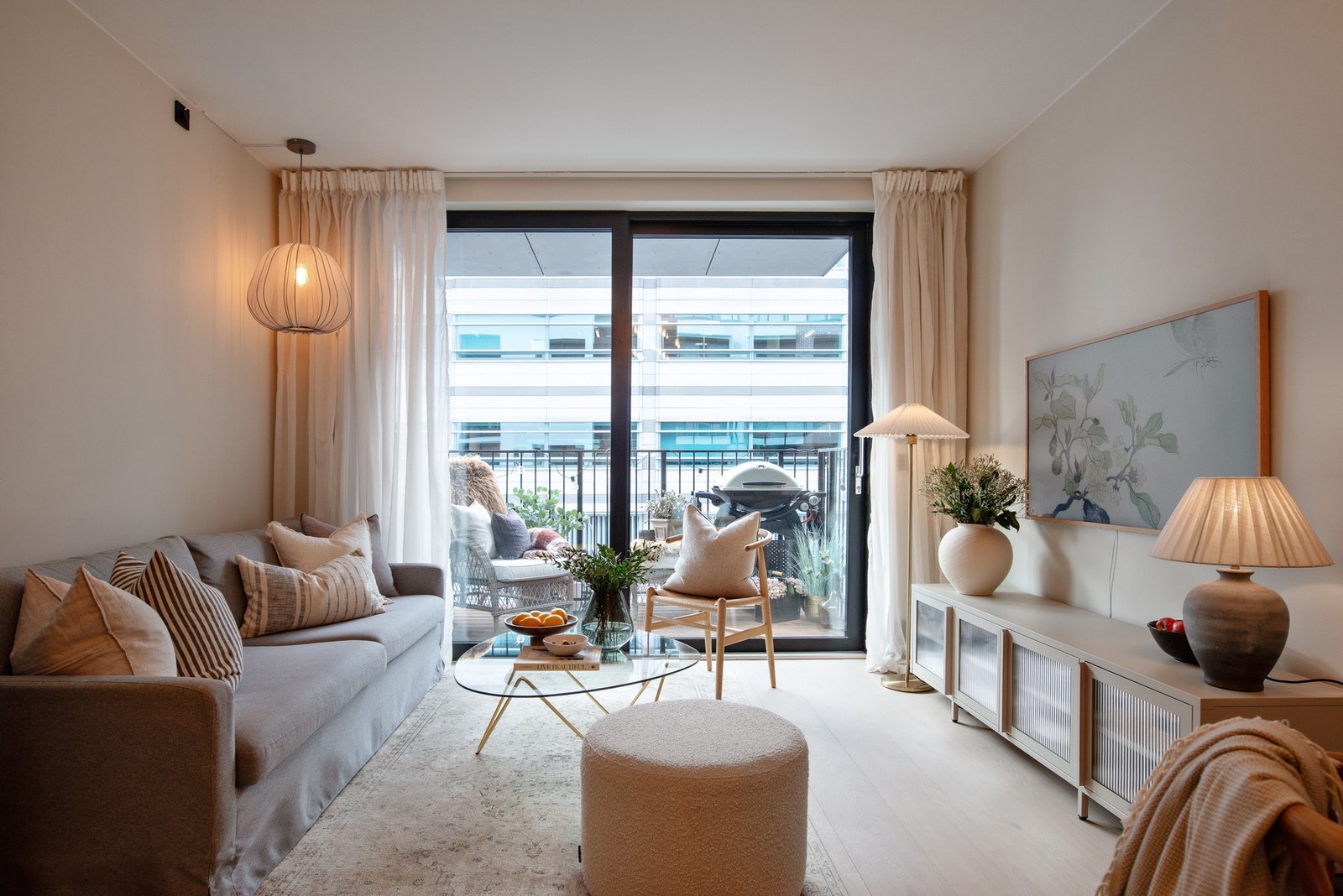 - Stuen er romslig med god plass til sofaseksjon og tv-møblement - Galleribilde