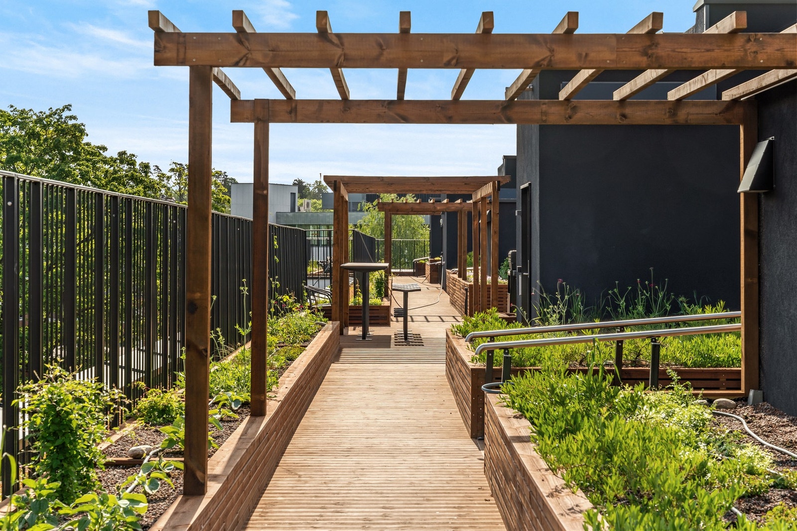 - Frodig og grønn takterrasse med treningsapparater og utedusj - Galleribilde