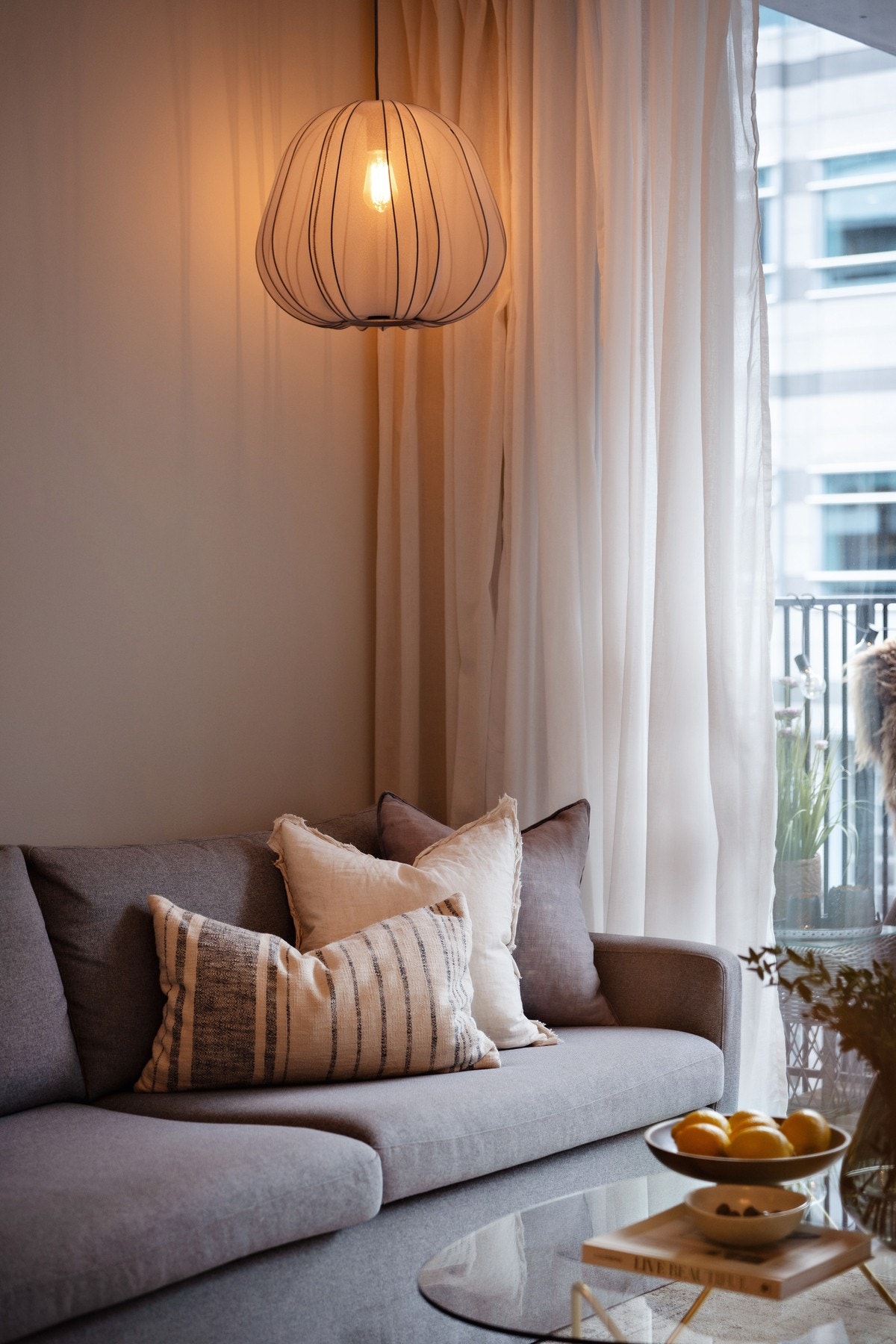 - Store vindusflater kombinert med lyse, moderne farger gir en luftig og god atmosfære - Galleribilde