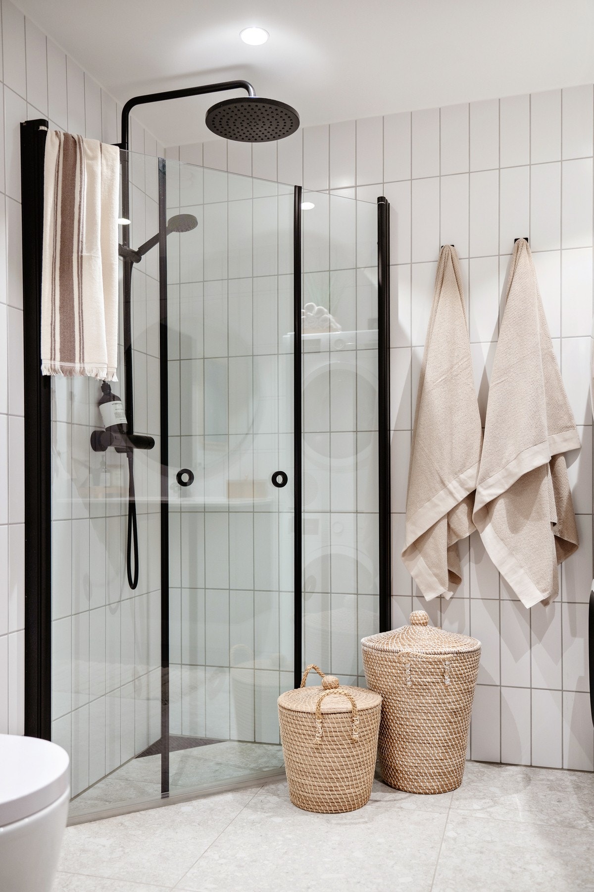 - Lekker fliskombinasjon med vertikale fliser på vegg og 60x60 på gulv. Balansert ventilasjon - Galleribilde