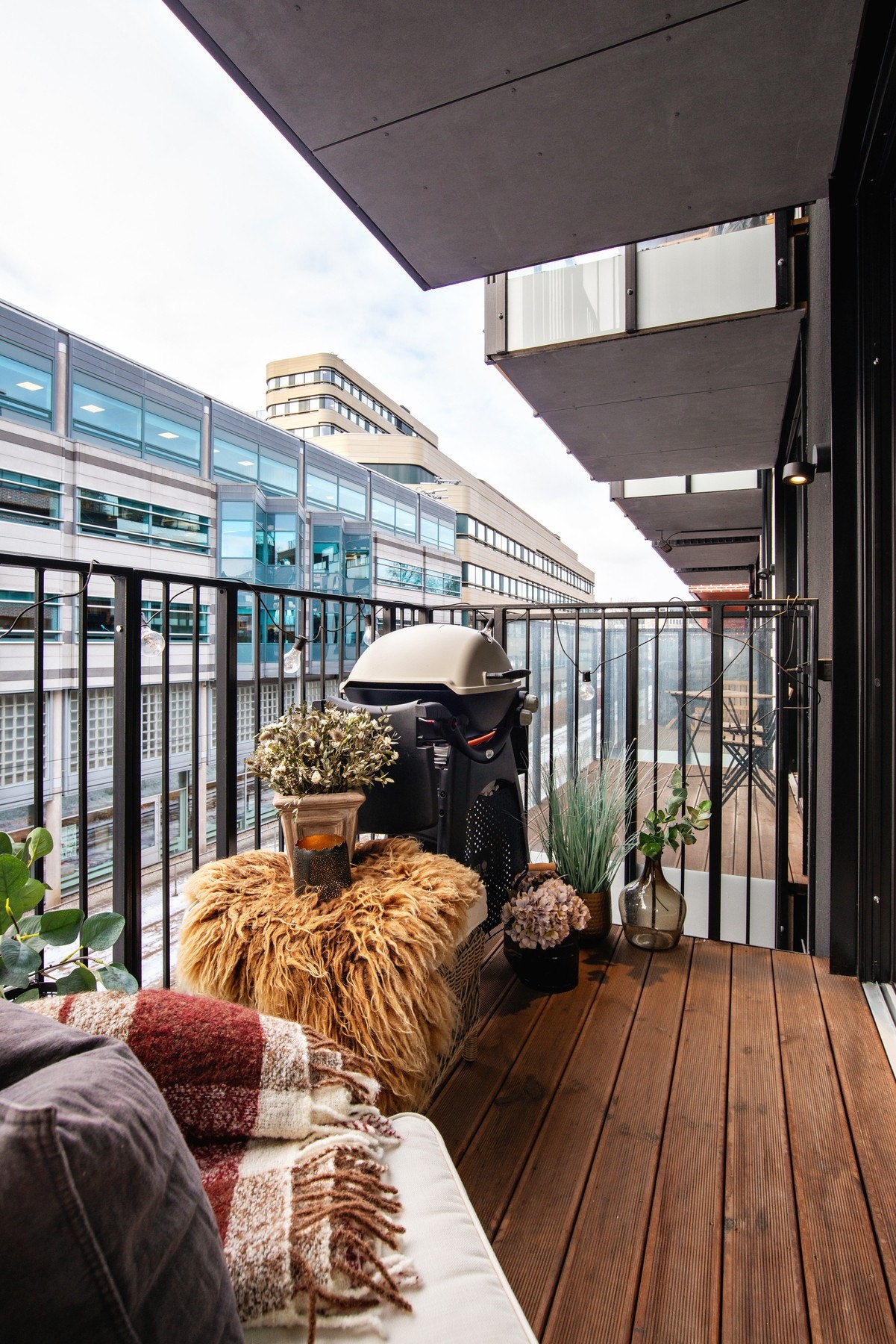 - Her er det plass til diverse utemøblement og grill - Galleribilde