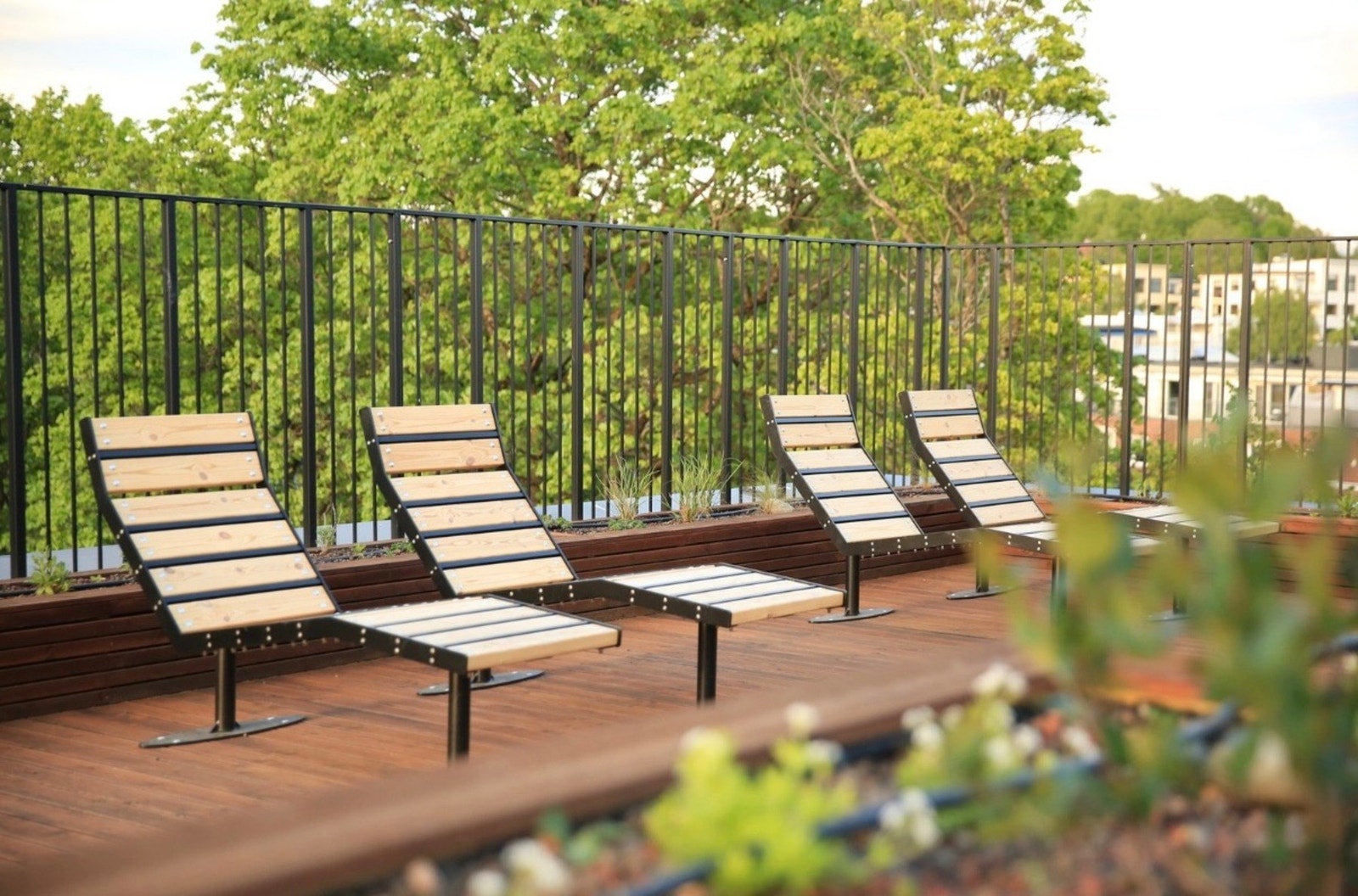 - Alle møblene på takterrassen er fra utemøbelprodusenten Vestre - Galleribilde