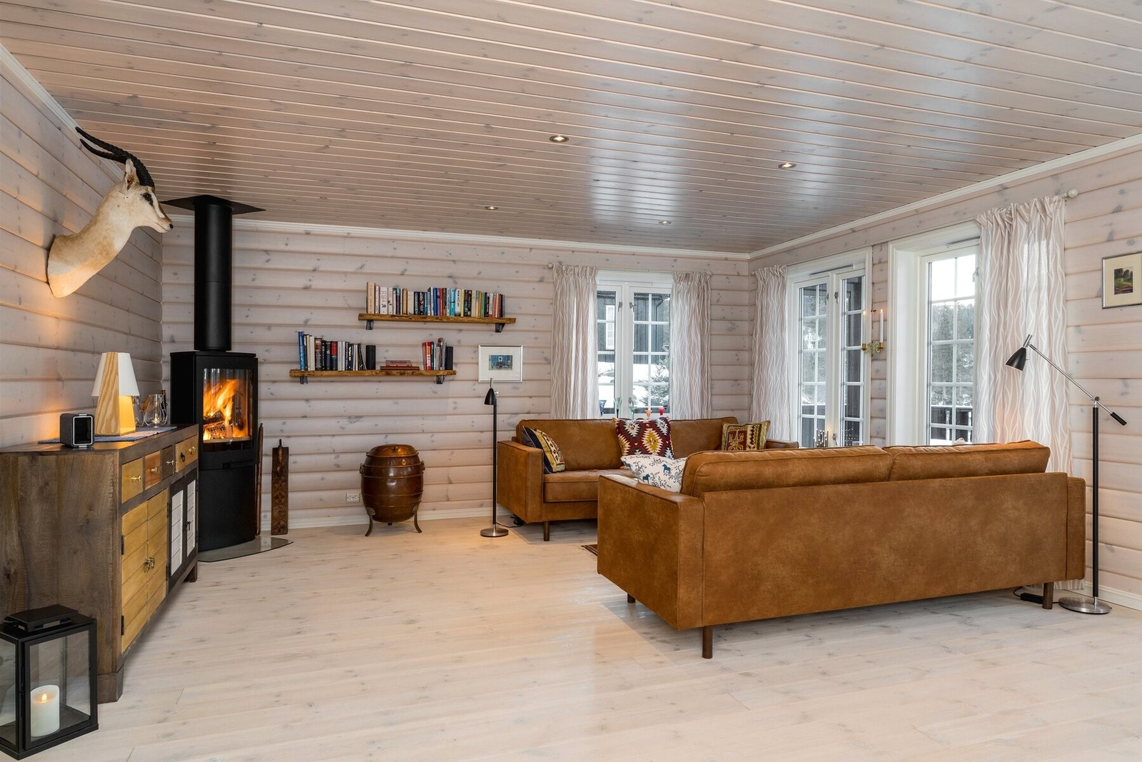 Åpen stue/spisestue-løsning. Store vinduer og lyse overflater fører til en lun og behagelig atmosfære. Stua er idag innredet med med sofagruppe og stuebord med mulighet for tv-løsning.. Galleribilde