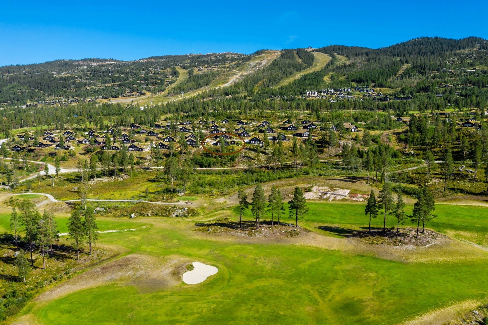 Ekornvegen 6 ligger vakkert til ved golfbanen. Galleribilde