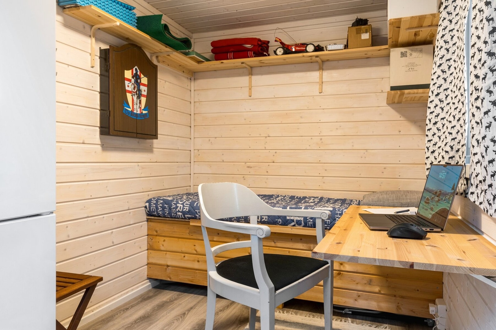 Eier har innredet del av utebod til kontor. Galleribilde