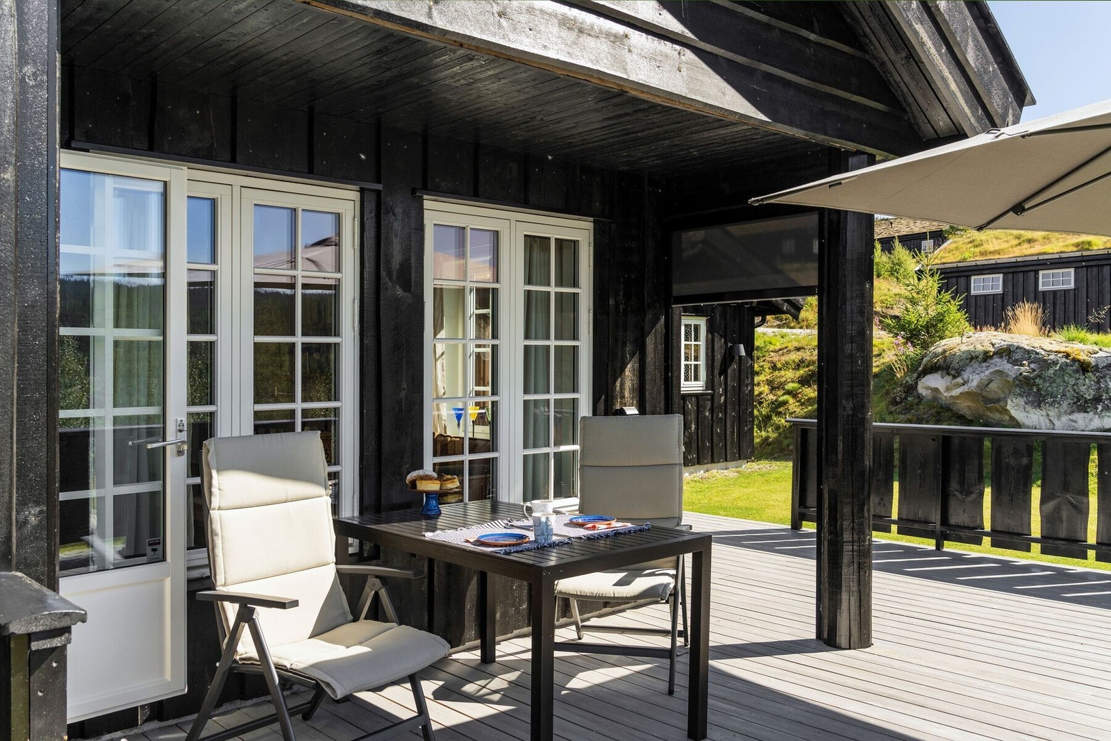 Mange fine uteplasser rundt hytta. Galleribilde