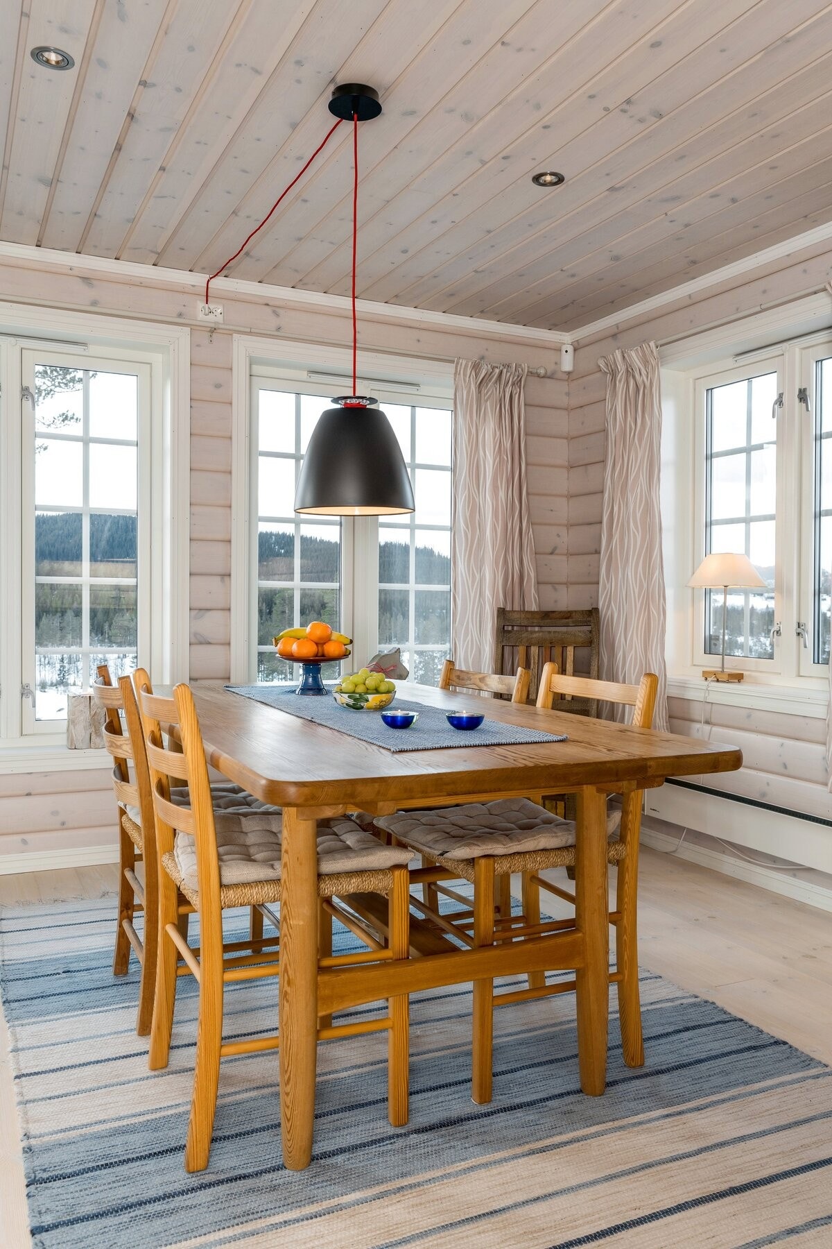 Spisestuen innbyr til hyggelige lag med venner og familie. Galleribilde