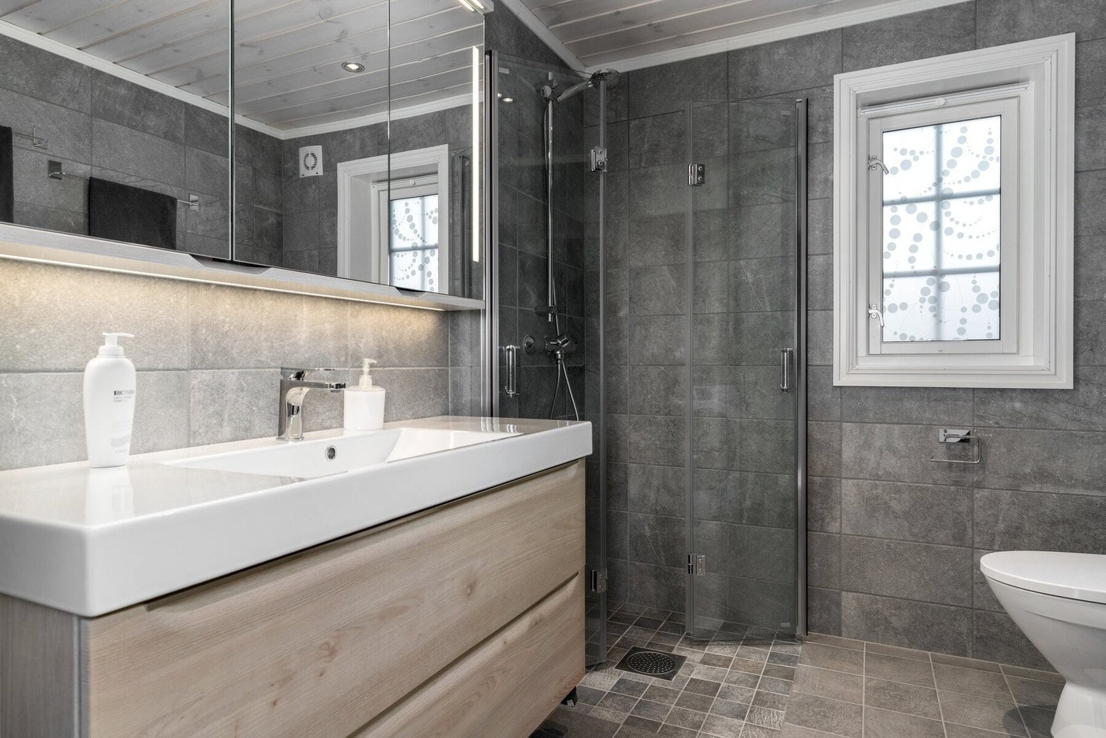 Moderne bad med lyse og lune farger. Galleribilde