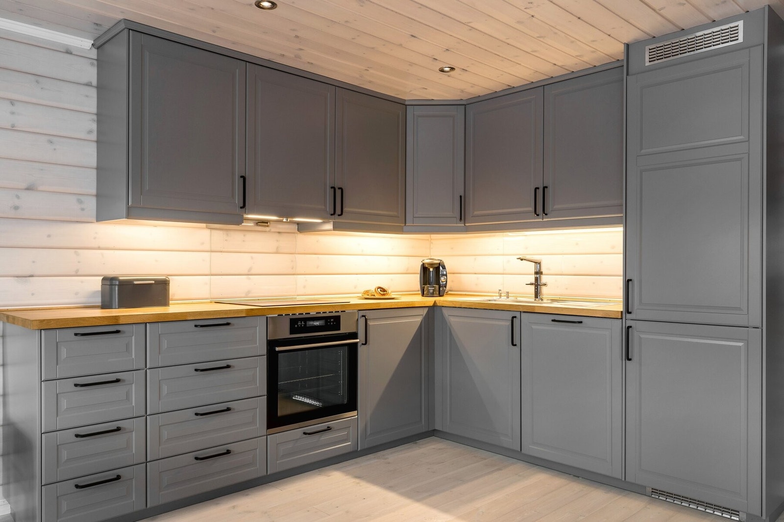 Delikat kjøkken, med god skap- og benkeplass. Galleribilde