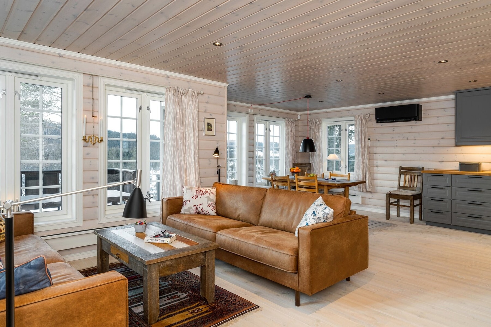 Mange og store vinduer slipper både naturen og lyset inn. Galleribilde