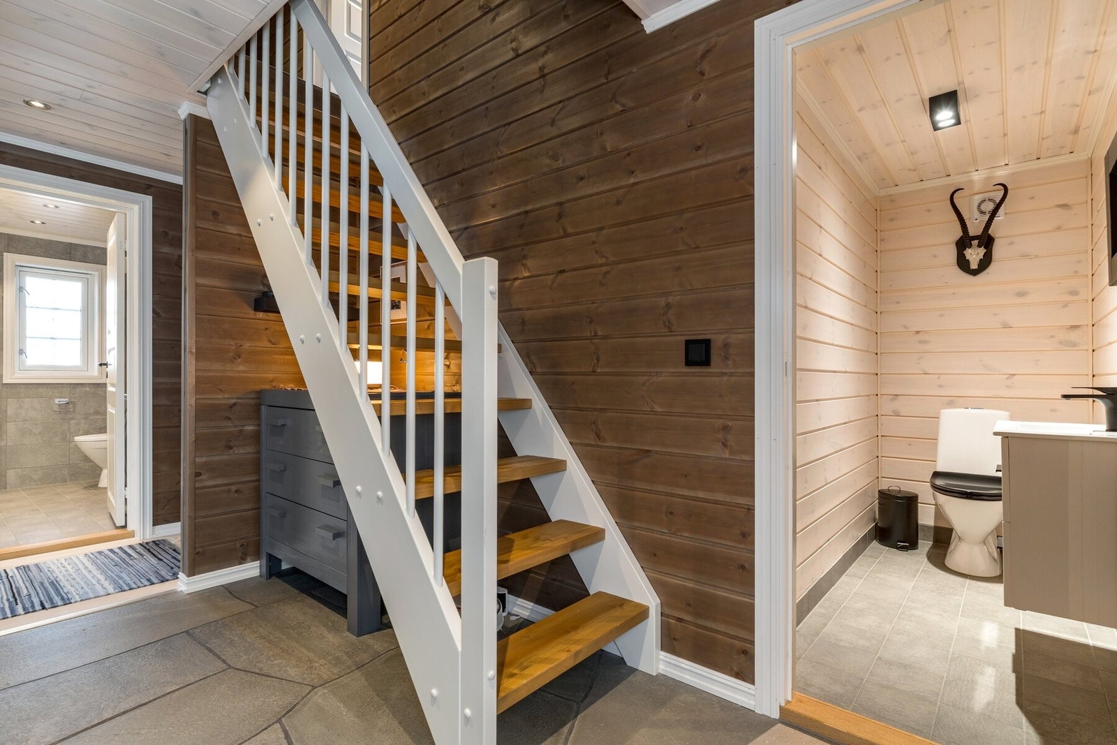 Gjestetoalett med inngang fra entrrè. Galleribilde