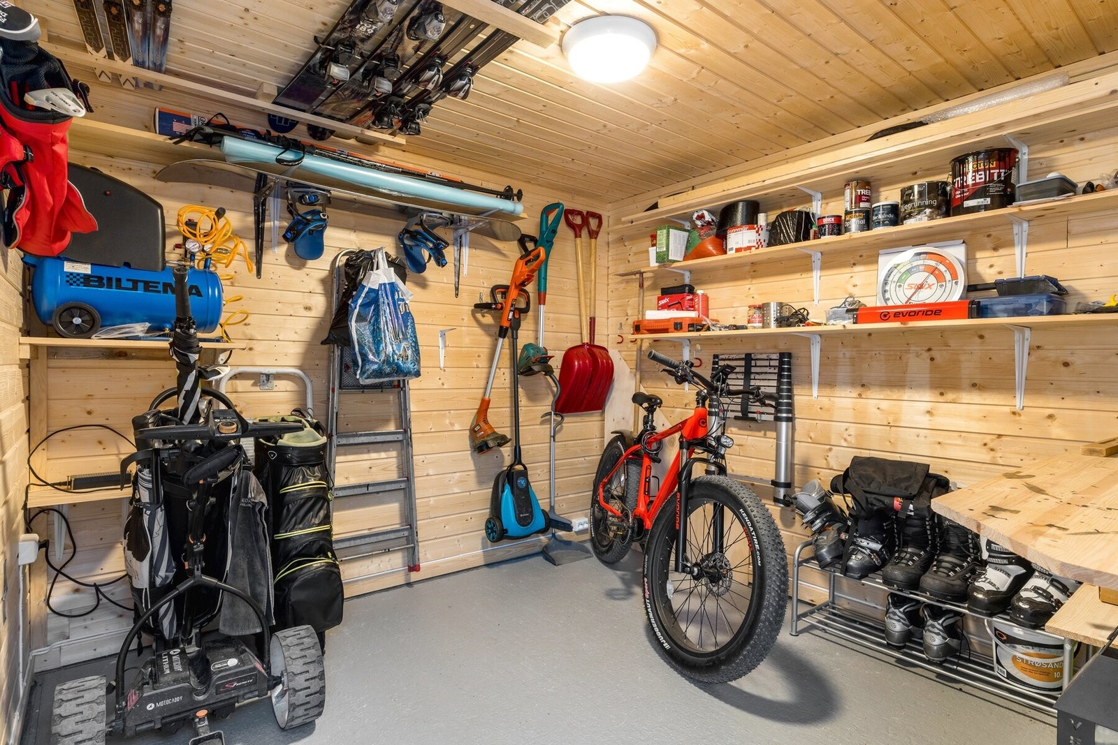 Den frittstående uteboden har godt med plass for lagring. Galleribilde