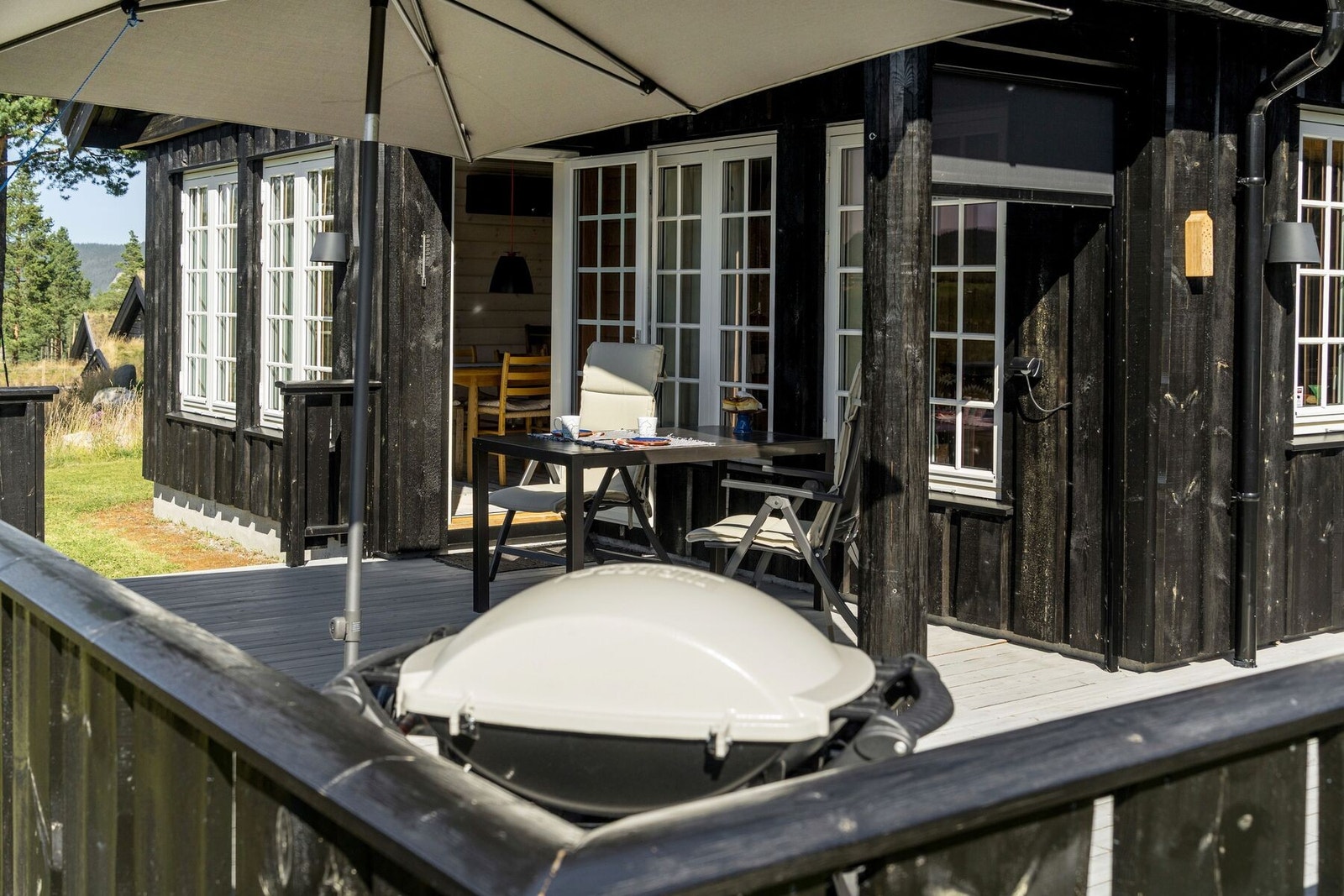 Terrassen har god plass til ønsket utemøblement og grill. Galleribilde