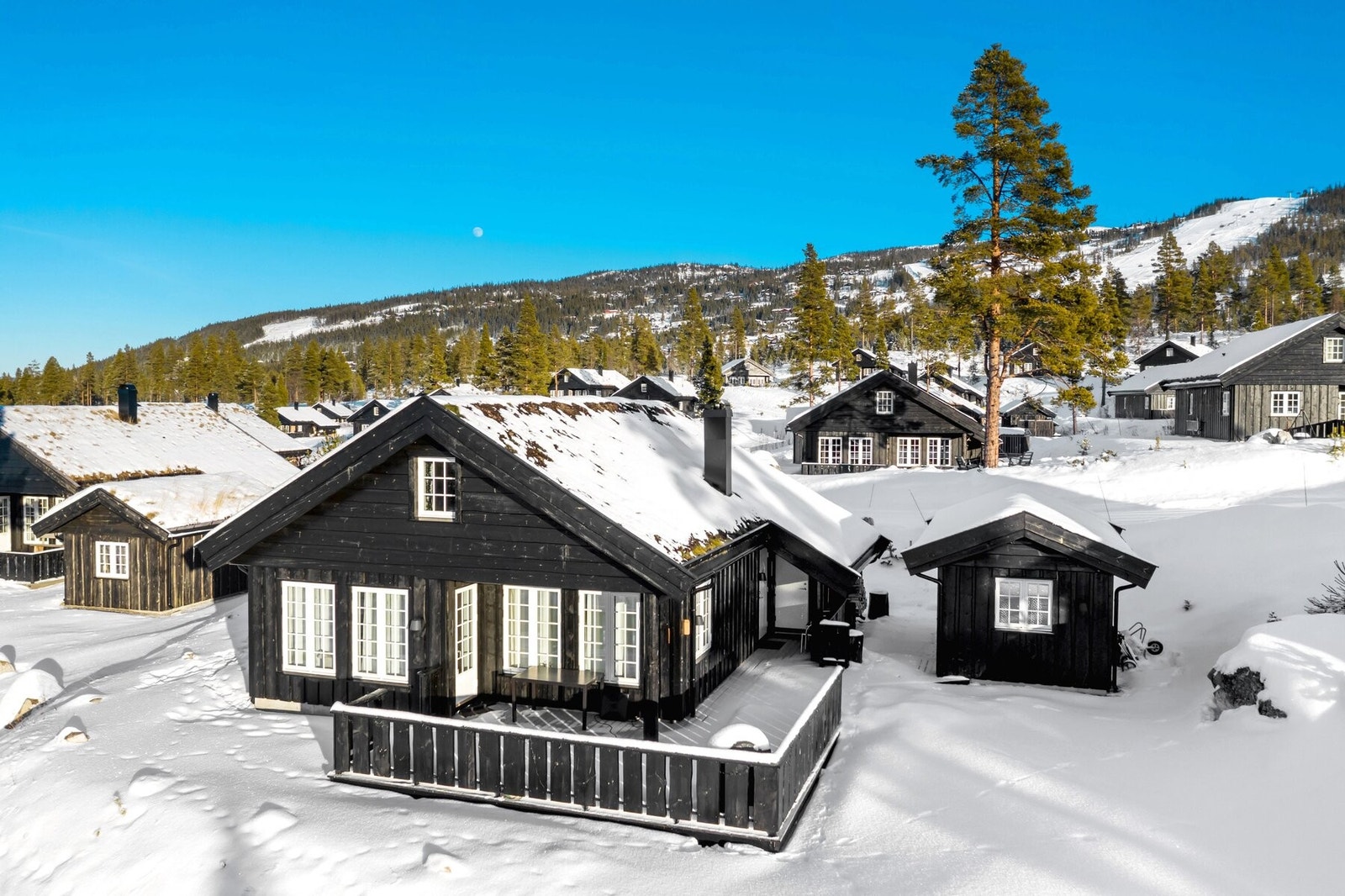 Hytta har også tilhørende uthus som er isolert, Galleribilde