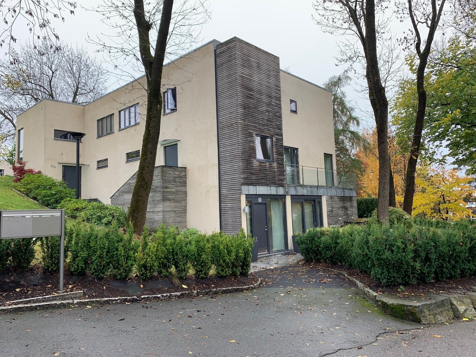 Fasade og inngang- leiligheten ligger i 1.etg med egen inngang Galleribilde