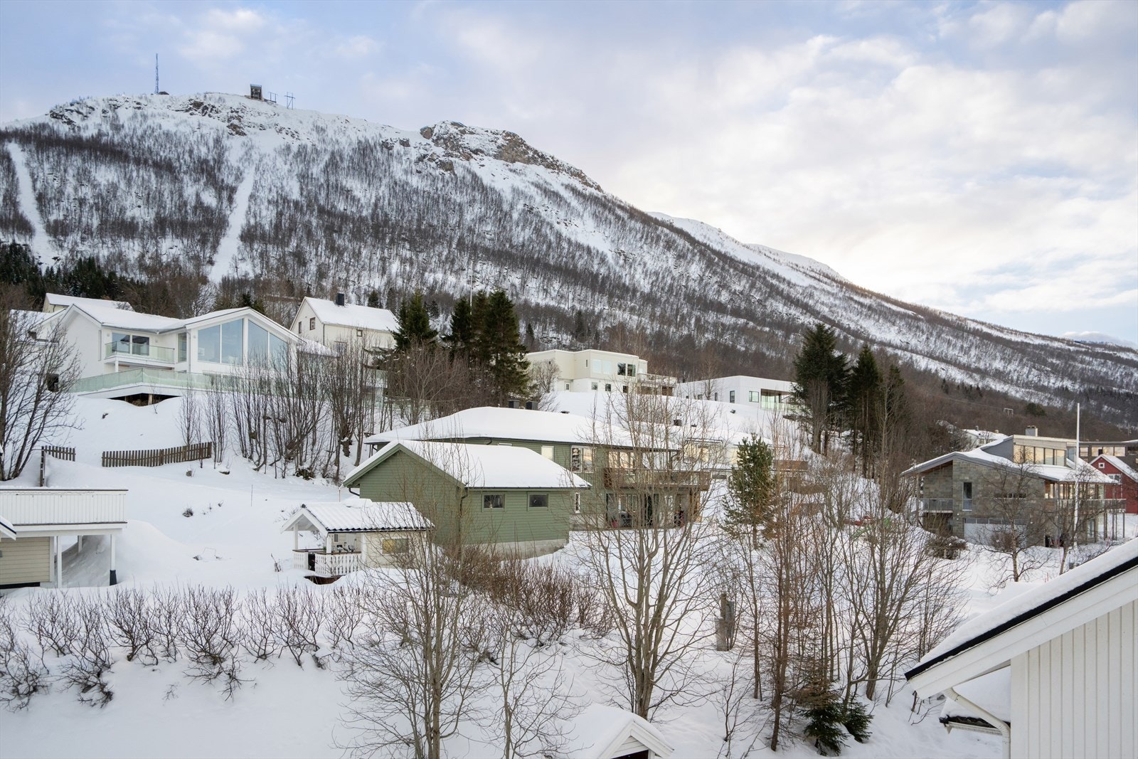 Leiligheten har kort vei til flotte turområder, samt til Fjellheisen og Fløya. Galleribilde